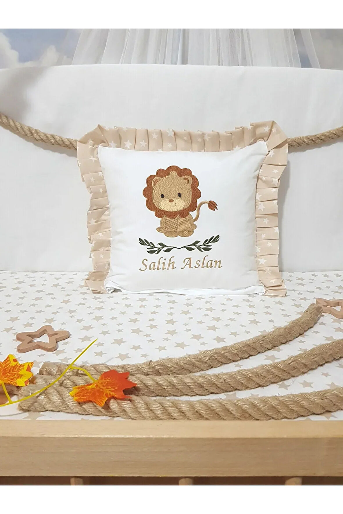 Nakışlı Kırlent Bebek İsimli 40x40 Cm İçi Dolgulu Fırfırlı Kırlent