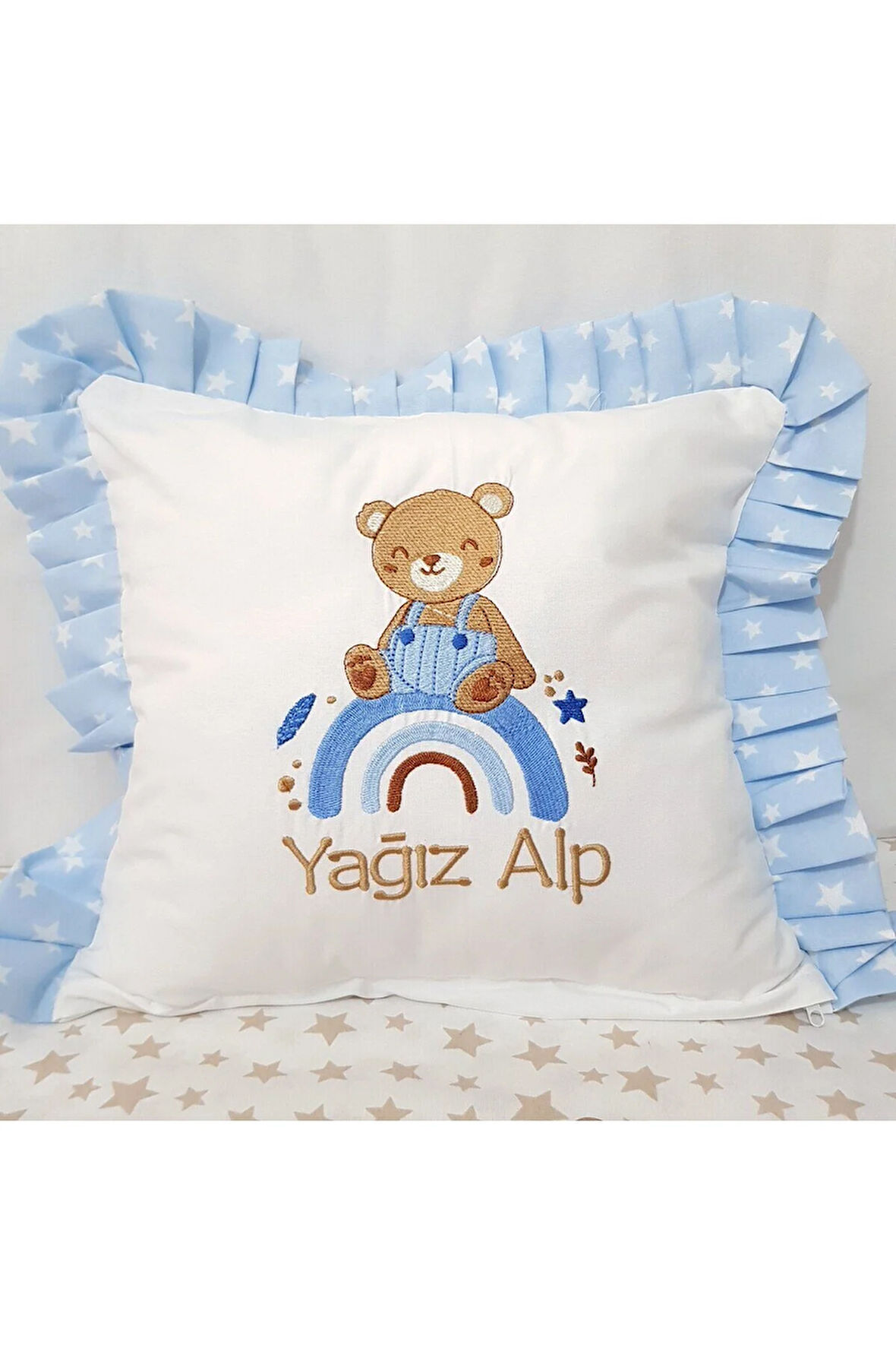 Nakışlı Kırlent Bebek İsimli 40x40 Cm İçi Dolgulu Fırfırlı Kırlent