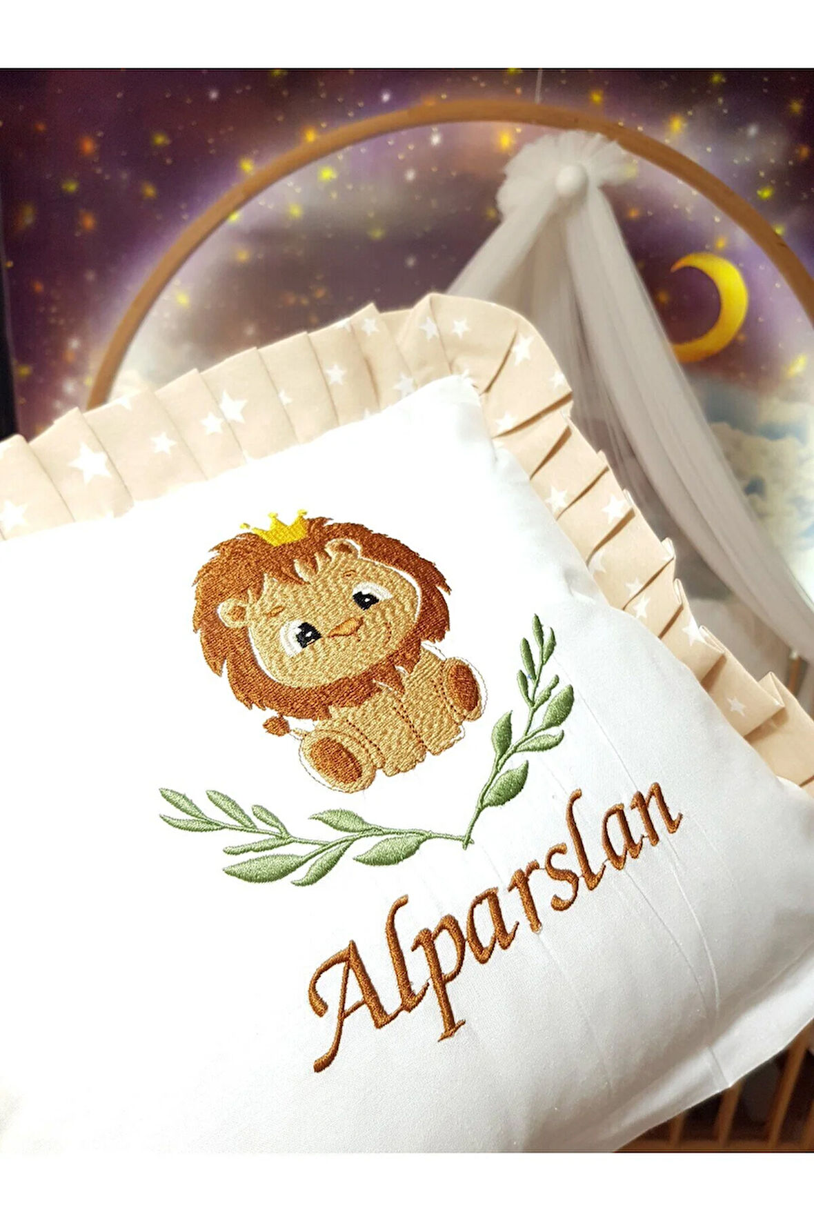 Nakışlı Kırlent Bebek İsimli 40x40 Cm İçi Dolgulu Fırfırlı Kırlent