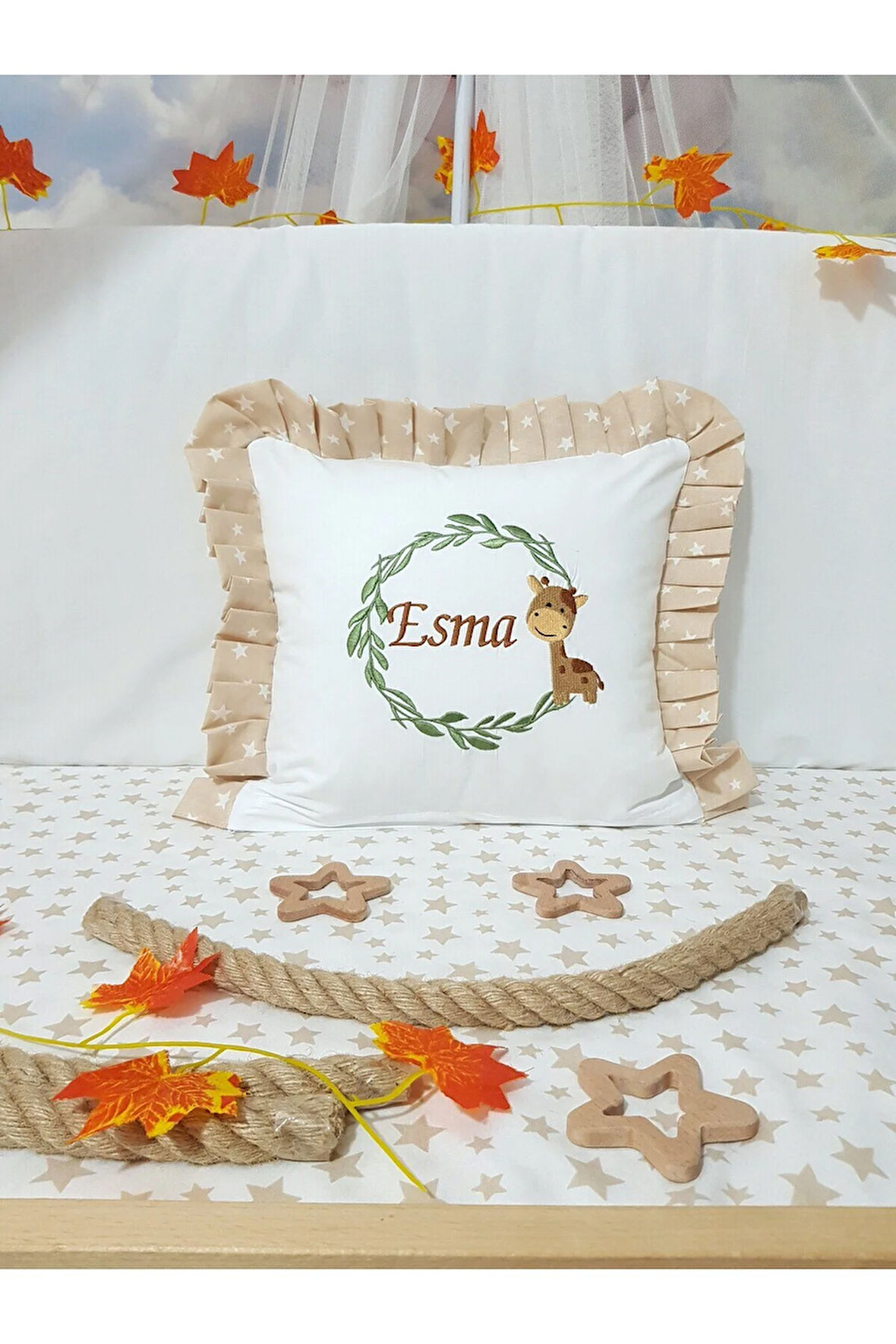 Nakışlı Kırlent Bebek İsimli 40x40 Cm İçi Dolgulu Fırfırlı Kırlent