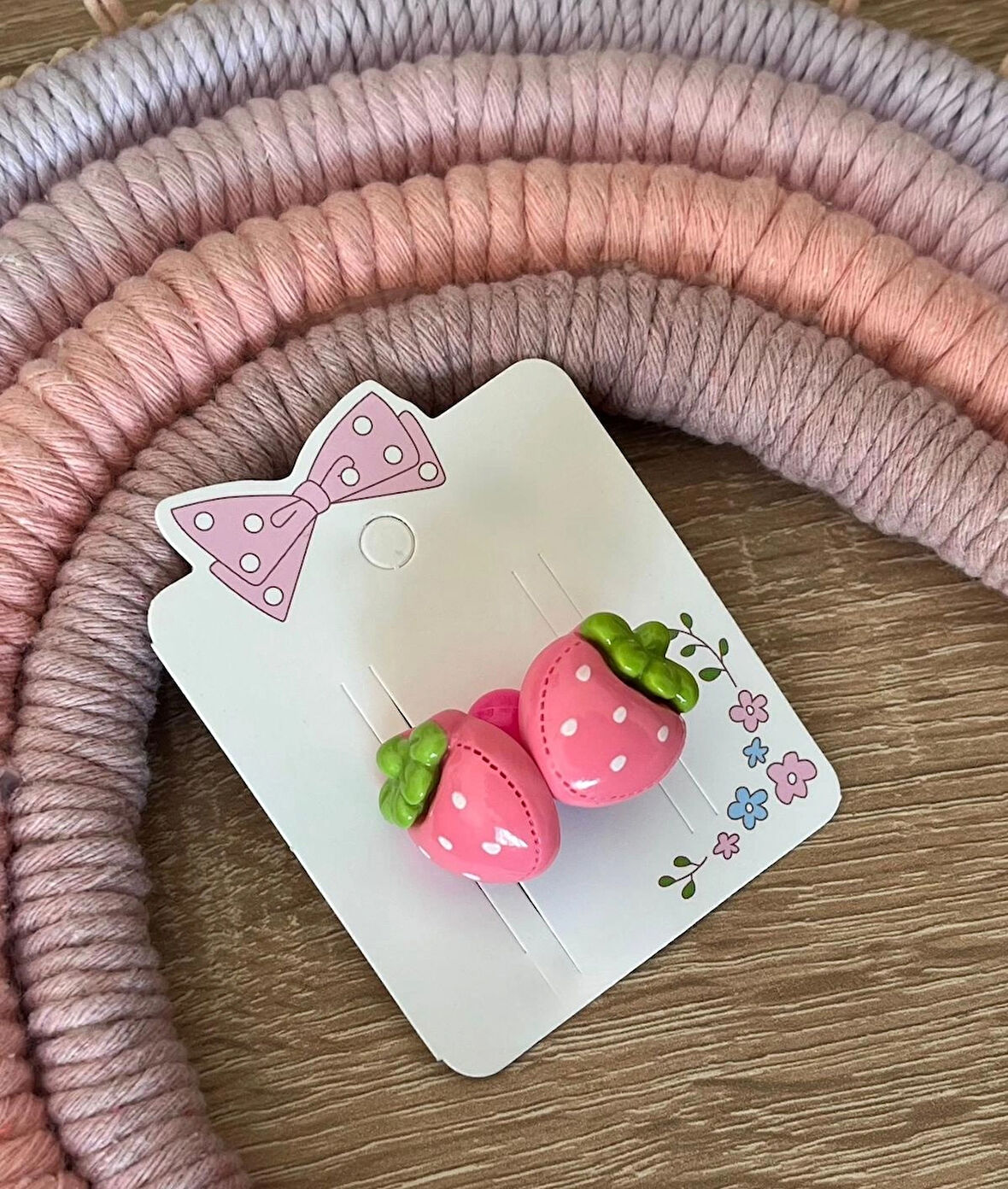 Çilek Figürlü Kız Çocuk Lastikli Toka