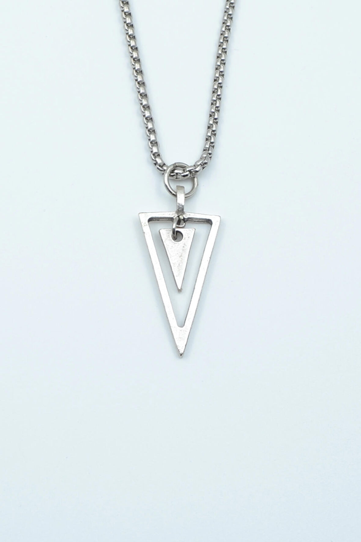 Sallantılı Üçgen Örme Zincir Kolye