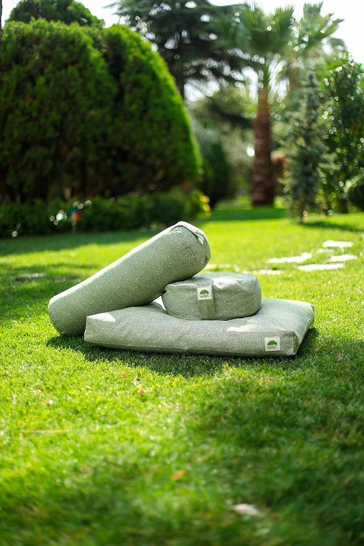 BOLSTER YOGA DESTEĞİ, KARABUĞDAY KABUĞU DOLGULU, DESENLİ ADAÇAYI YEŞİL RENKTE ,