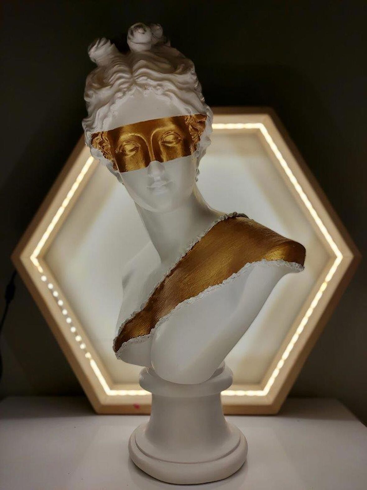 Diana 'Gold Mask and Belt' Dekoratif Heykel, Pop Art Roma Yunan Heykelleri