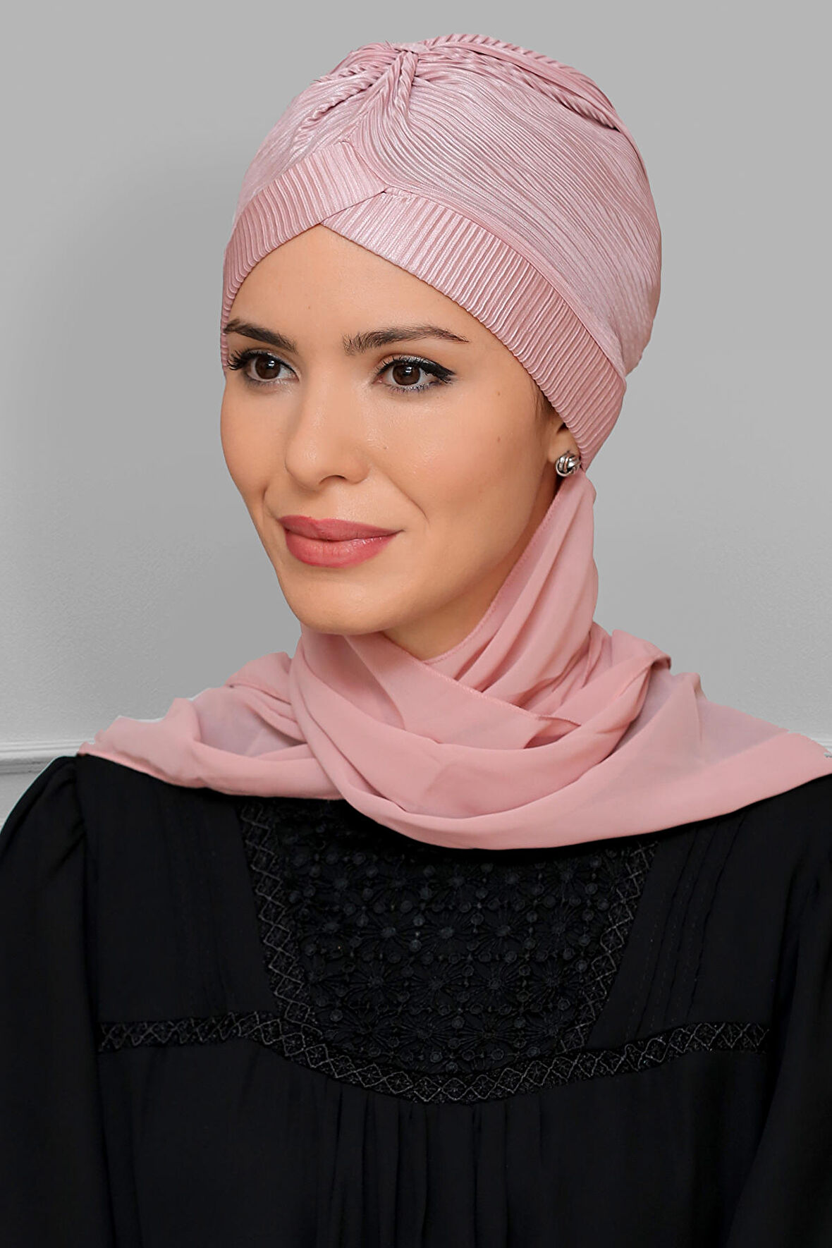 Pudra Pratik Hazır Geçmeli Tesettür Bone Fukuro Piliseli Tek Çapraz Büzgülü Şifon Atkılı 1824A_06