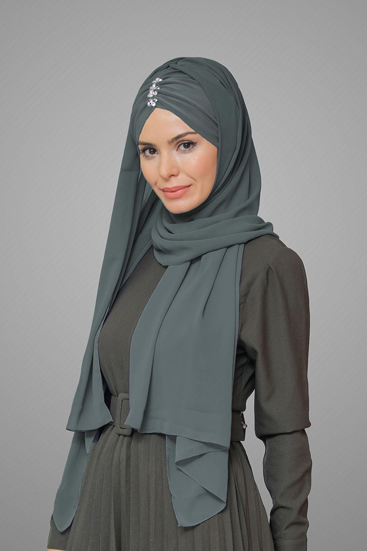 Gri Arkadan Bağlamalı Şal Şifon Pileli Taşlı Elişi İşlemeli 1840_15
