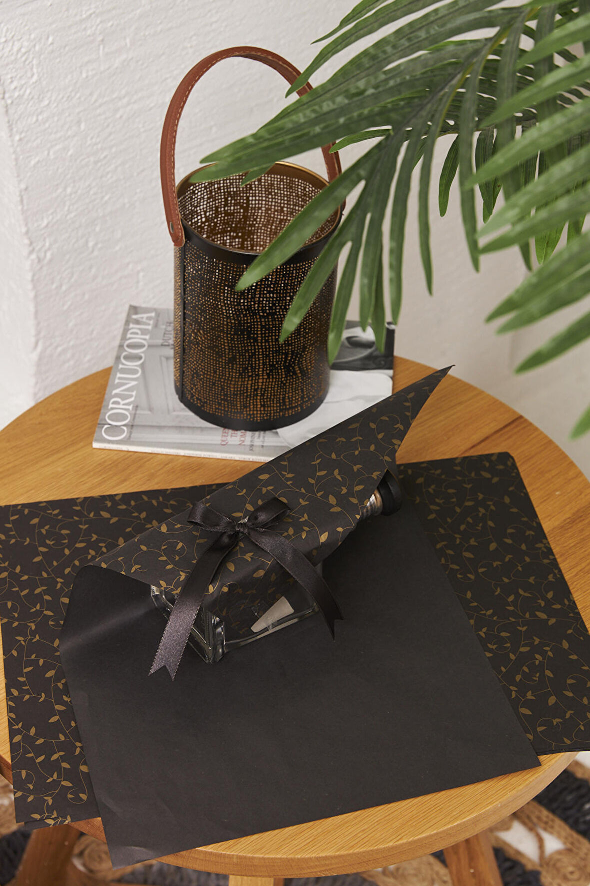 Hediye Paketleme Kağıdı: 40 Adet Yüksek Kaliteli Özel Sarmaşık Baskılı Pelur 30gr. Siyah Pelur Kağıtlarımızla Şık Hediyeler Hazırlayın 48*68CM 