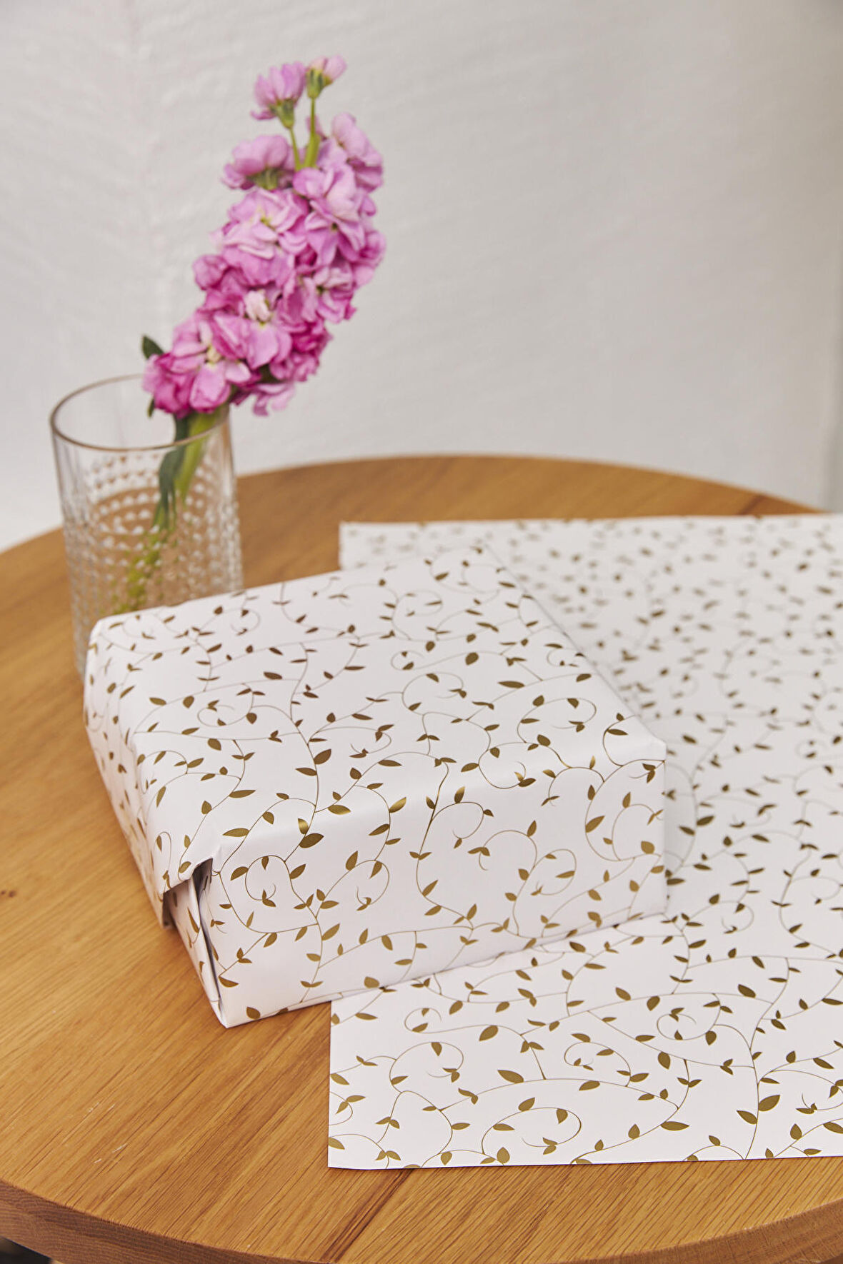 Hediye Paketleme Kağıdı: 50 Adet Yüksek Kaliteli Özel Sarmaşık Baskılı Ambalaj Kağıdı 110gr. Parlak Kuşe Kağıtlarımızla Şık Hediyeler Hazırlayın  24*34CM 