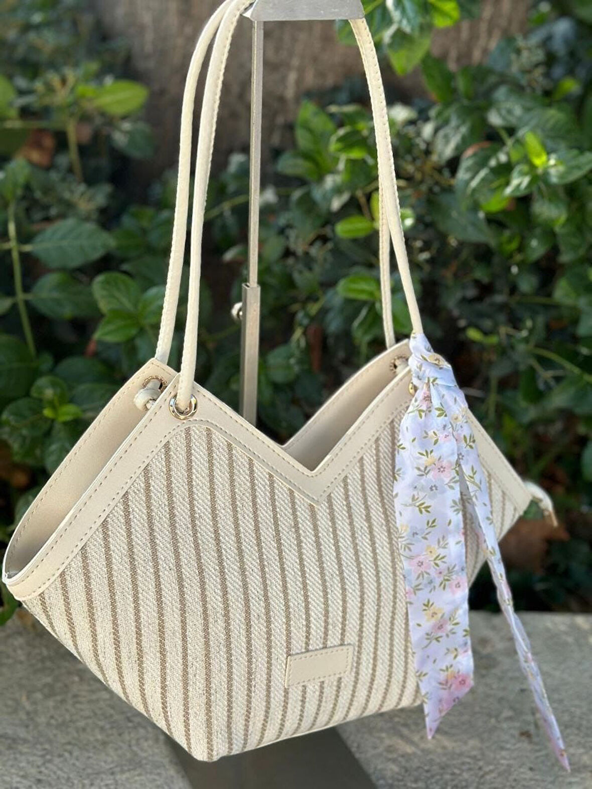 Hasır Görünümlü Kadın Kol Çantası. Flar renkleri farklılık gösterebilir