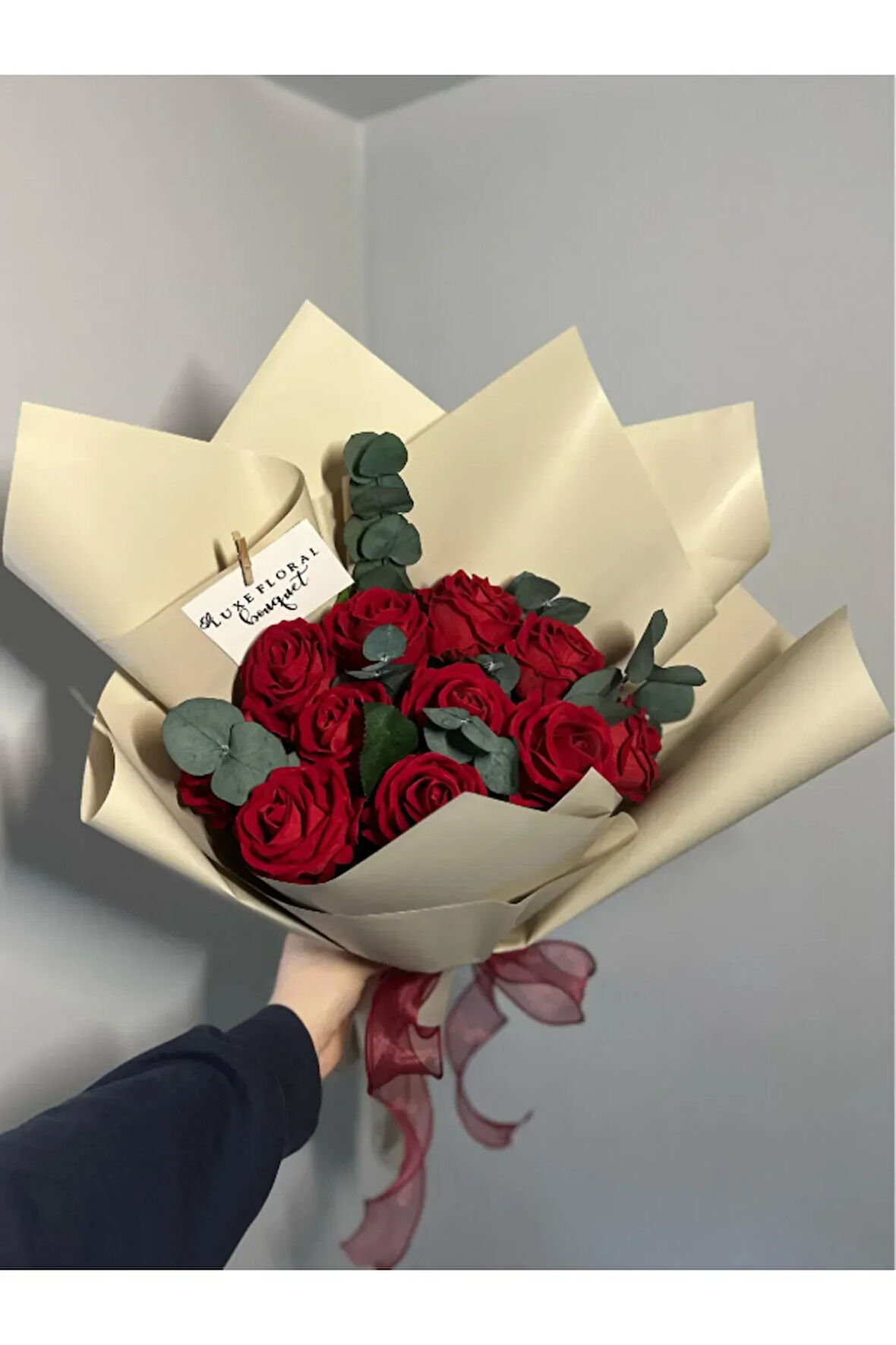 Gerçek Görünümlü Okaliptüs Süslemeli 11’li Kadife Gül & Sevgiliye Özel Hediye