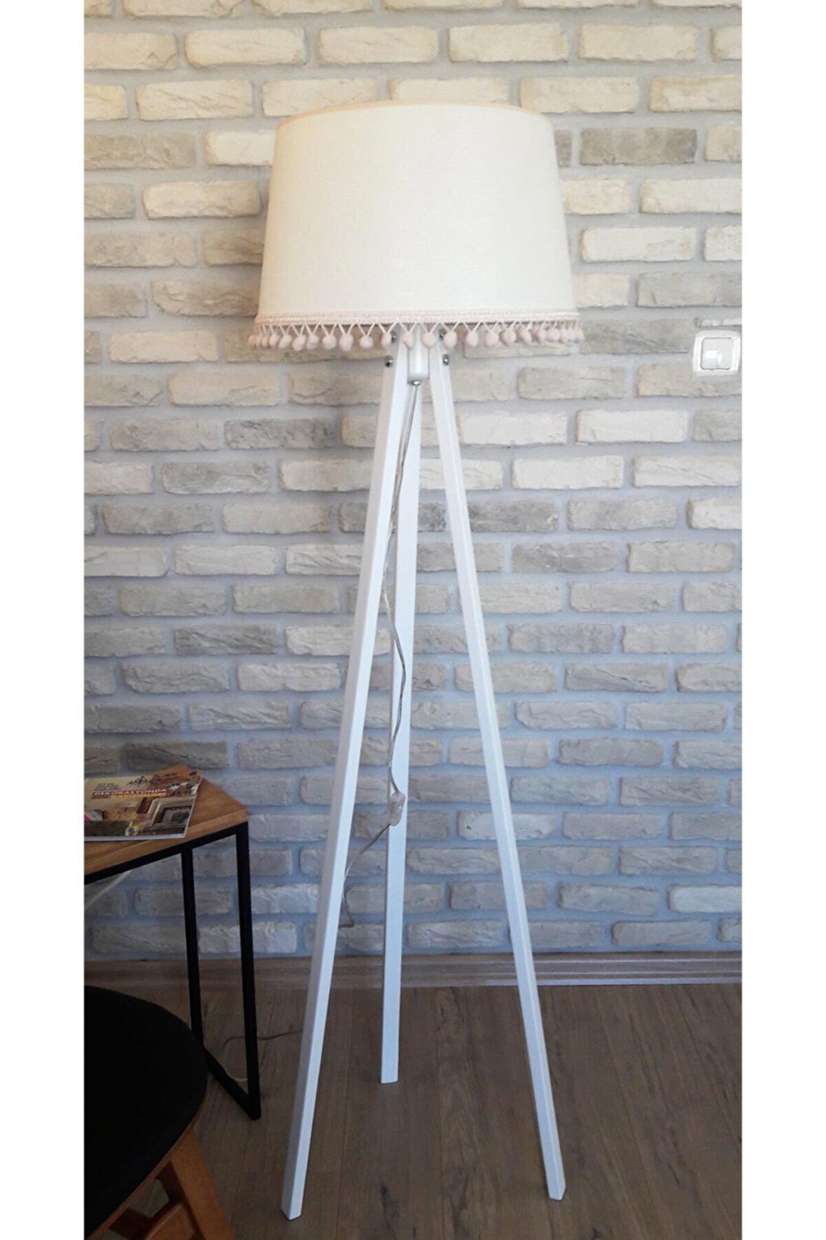 Ponpon Aks. 3 Ayaklimasif Lambader,tripod( Kemik Keten Şapka/ Beyaz Ayak)