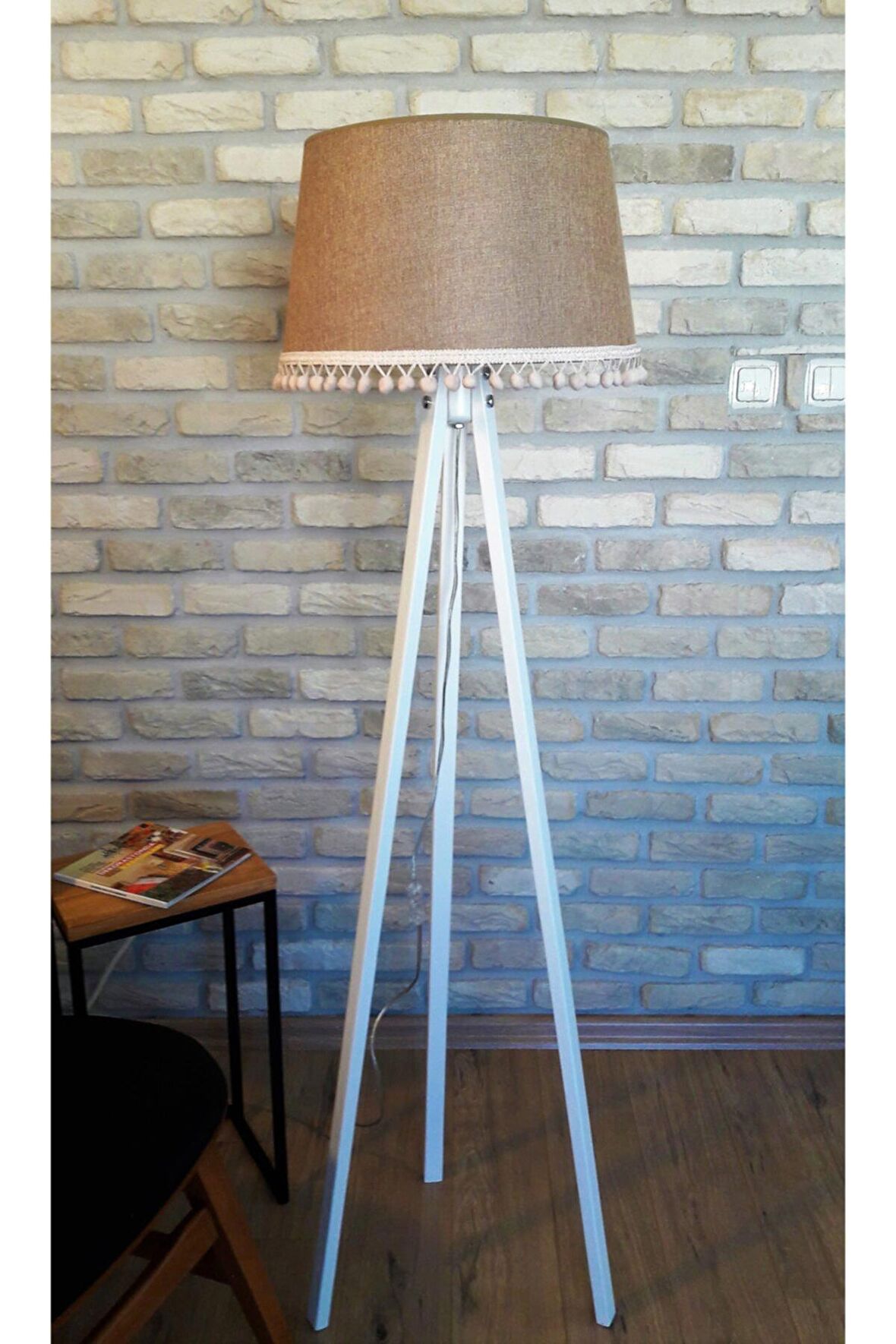 Ponpon Aks. 3 Ayakli Masif Lambader,tripod ( Bej Keten Şapka/ Beyaz Ayak)
