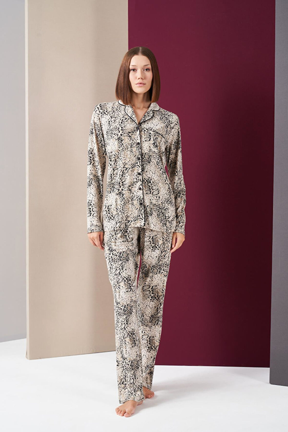 Pjs 26021 Kadın Önden Düğmeli Patlı Leopar Desenli Uzun Kollu Pijama Takım