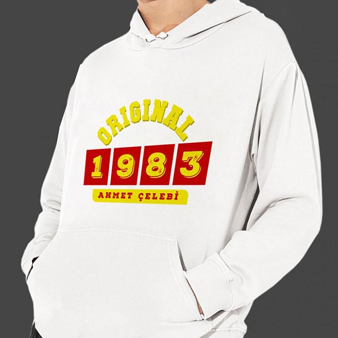 Kişiye Özel Sarı Kırmızı İsim Tarih Baskılı Cepli, Kapşonlu Beyaz Unisex Sweatshirt HK2370