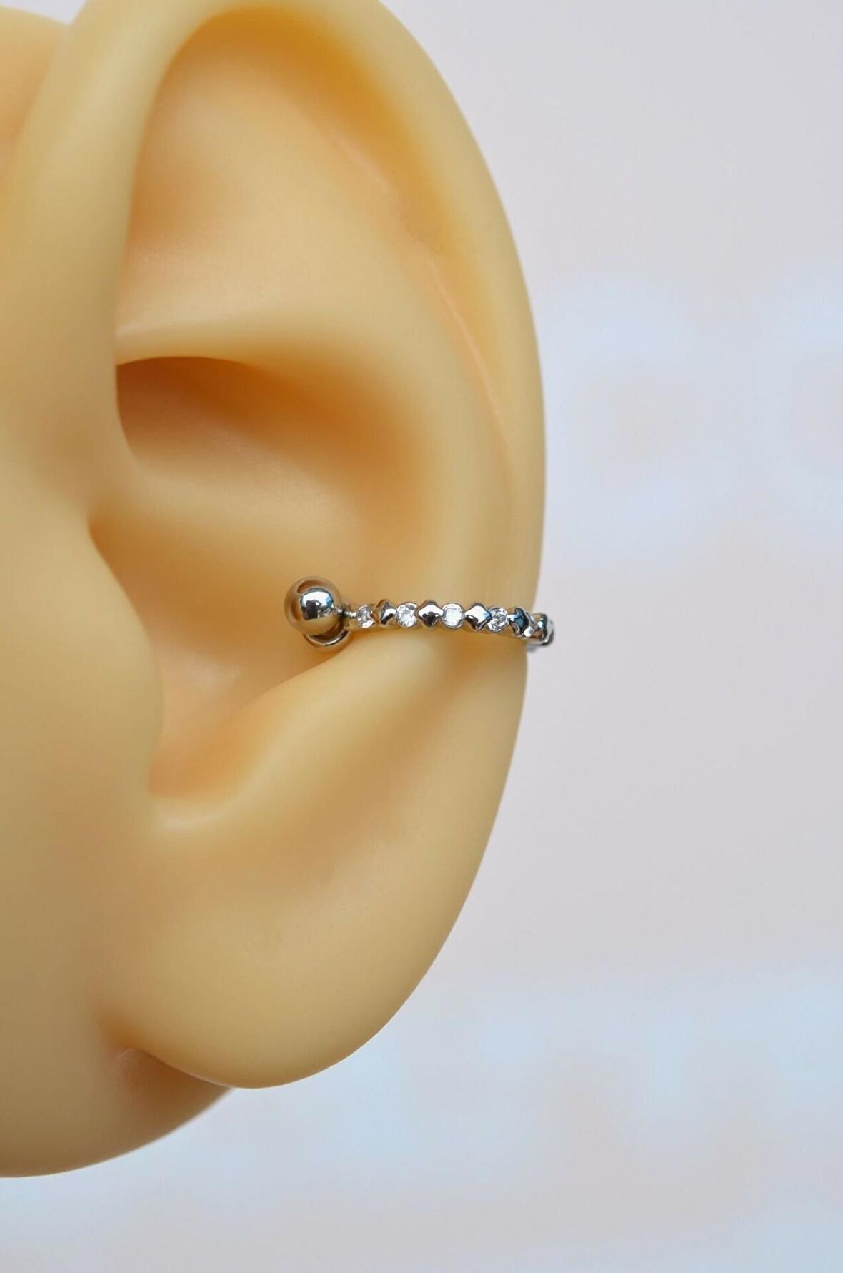 Gümüş Renkli Taşlı İnce Helix Piercing Halka Taşlı Conch Piercingi