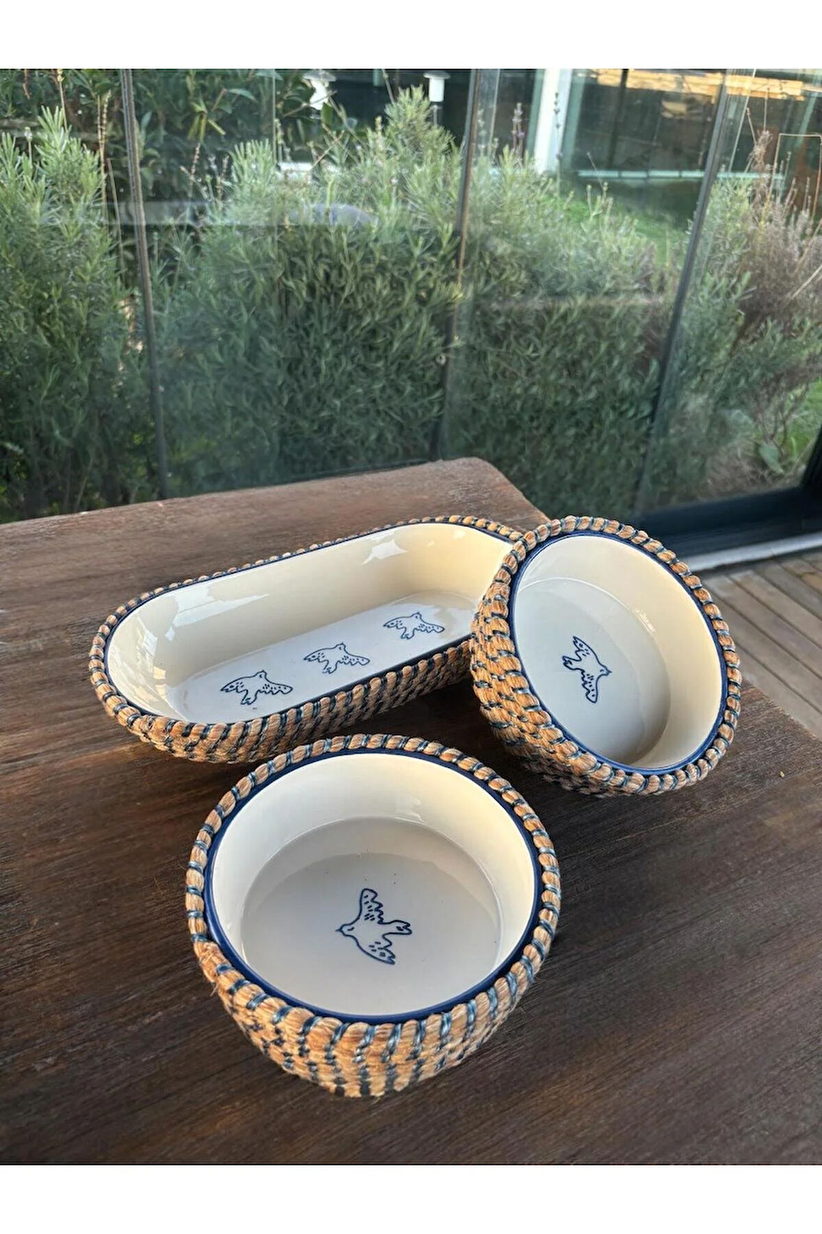 Mavi Kuş Desenli Hasır Görünümlü 3’lü Sunum Seti – Doğal ve Dekoratif Sunum Takımı