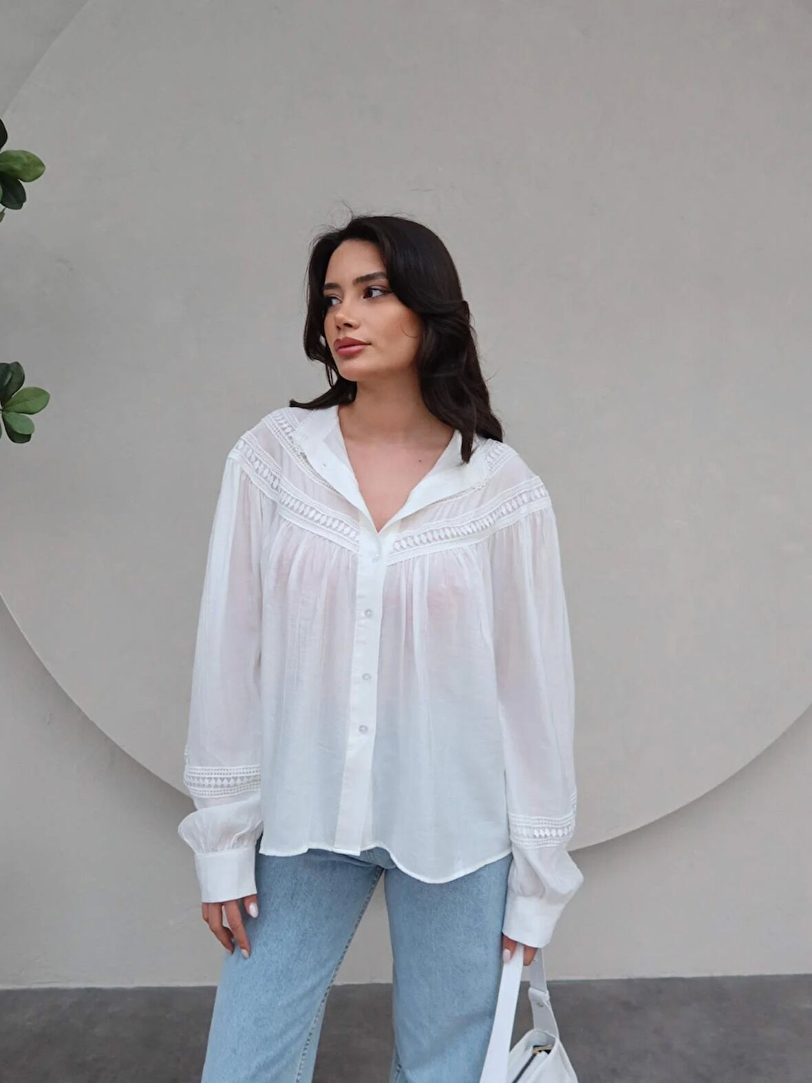 Beyaz Dantel Detaylı Oversize Gömlek