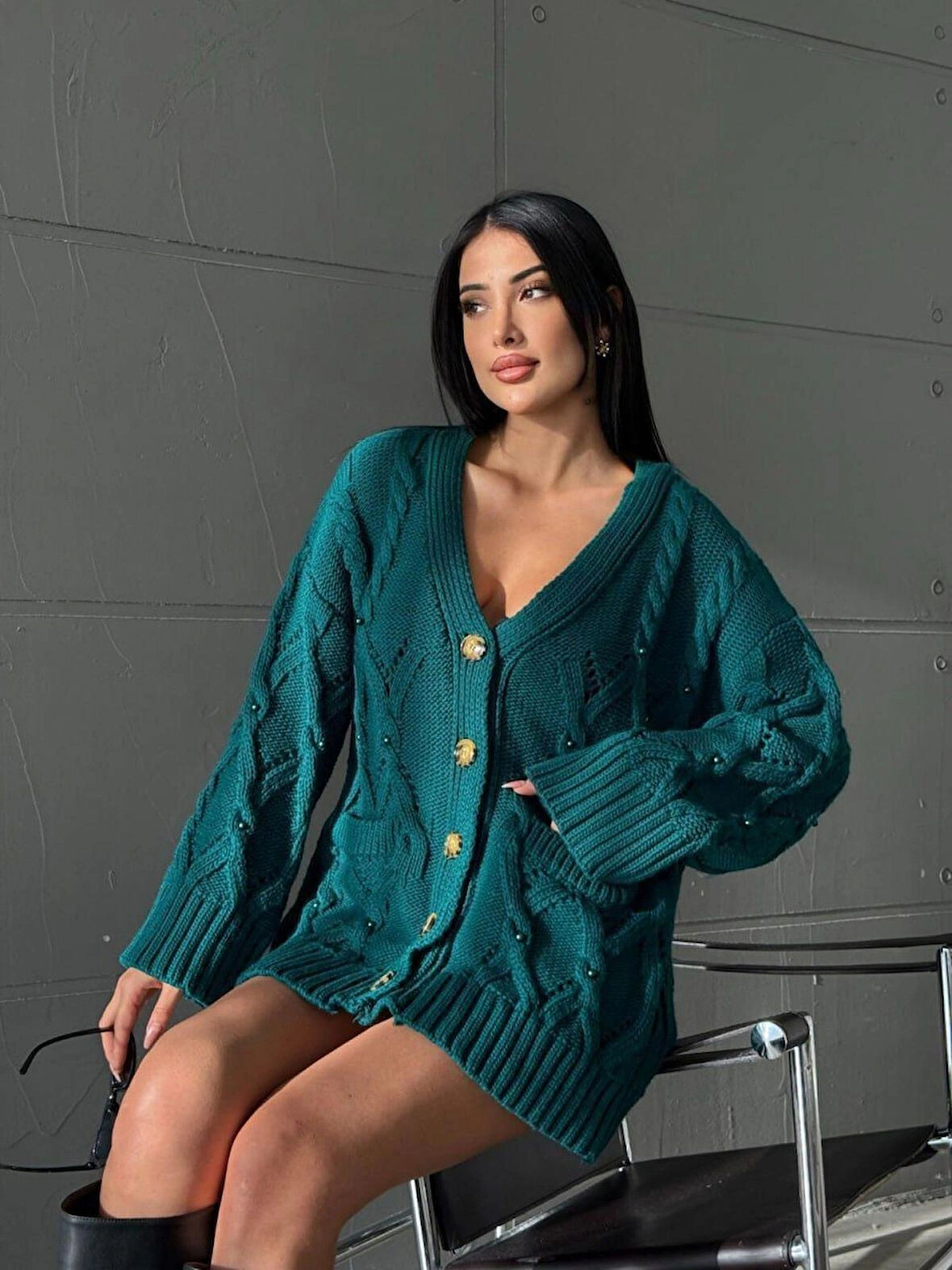 İNCİ DETAYLI DELİKLİ DÜĞMELİ BAKLAVA DESENLİ TRİKO HIRKA