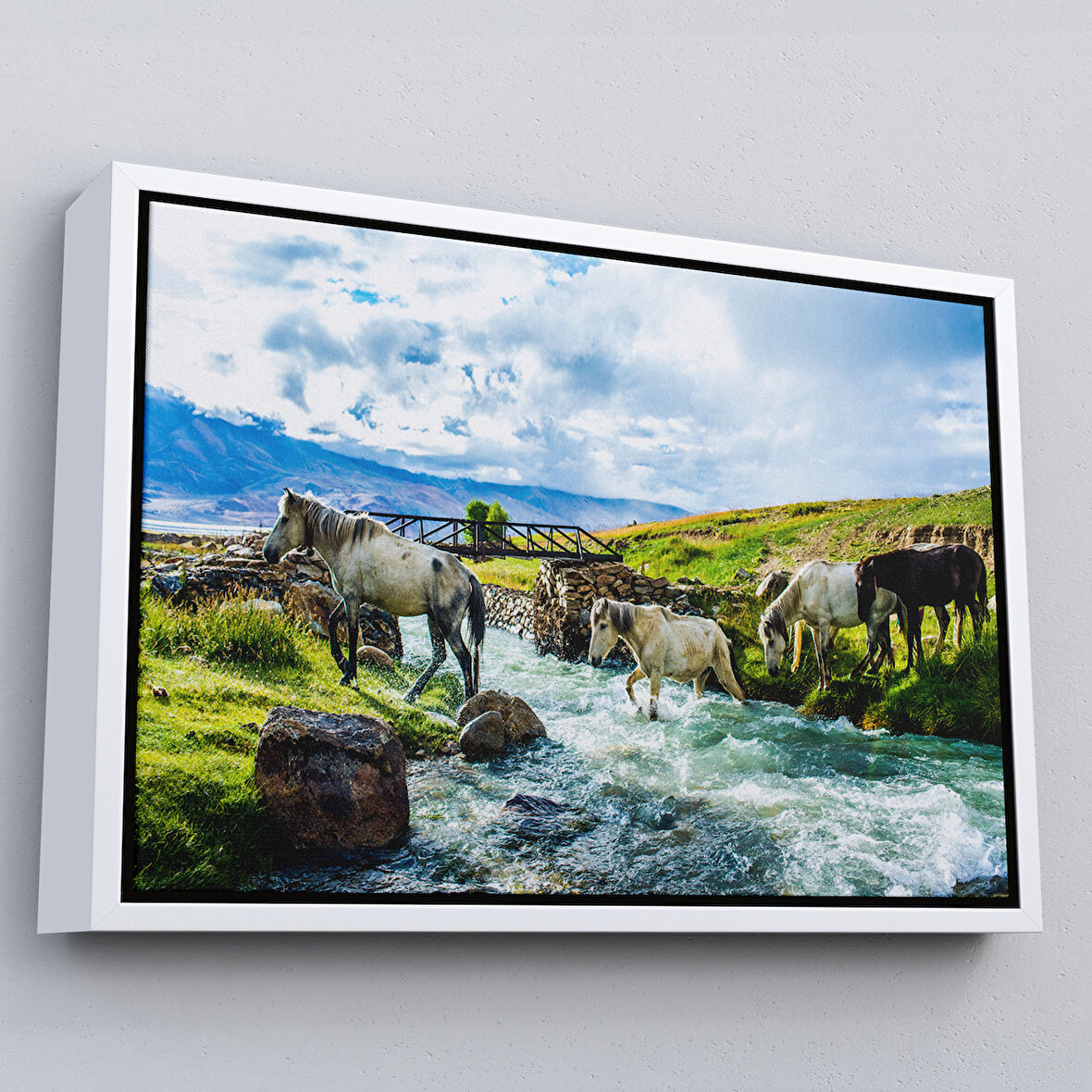 Beyaz Çerçeveli Dereden Geçen Atlar Manzaralı Dekoratif Kanvas Tablo