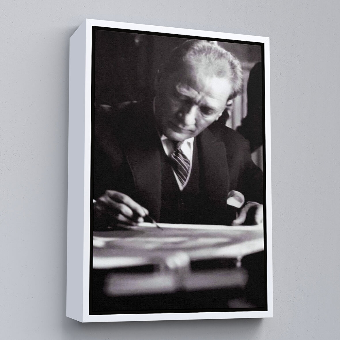 Beyaz Çerçeveli Atatürk Portre Tablosu Mustafa Kemal Atatürk Dikdörtgen Dekoratif Kanvas Tablo