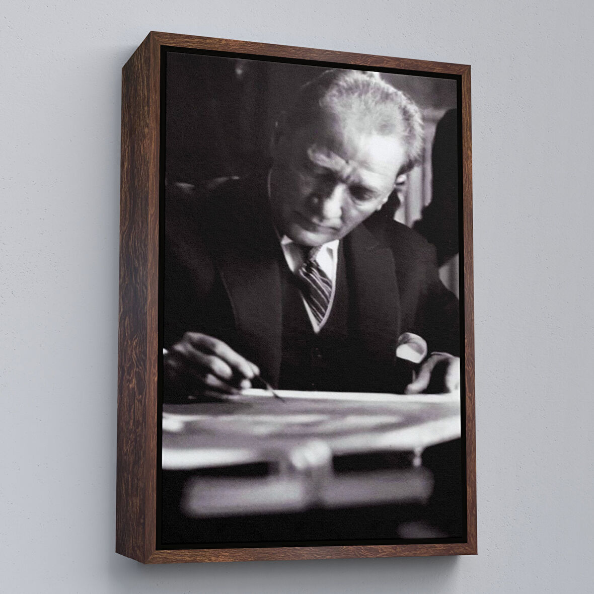 Kahverengi Çerçeveli Atatürk Portre Tablosu Mustafa Kemal Atatürk Dikdörtgen Dekoratif Kanvas Tablo