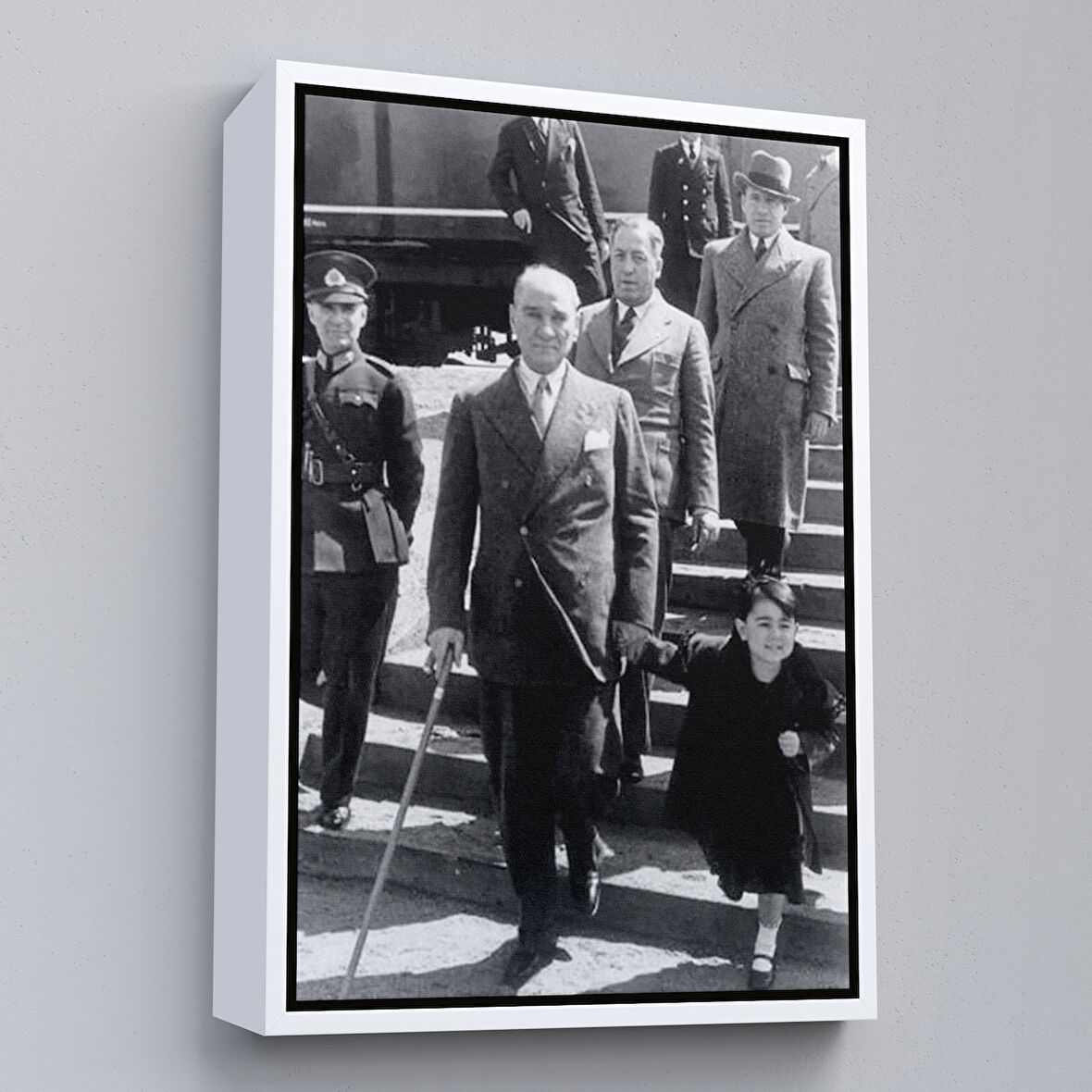 Beyaz Çerçeveli Atatürk Portre Tablosu Mustafa Kemal Atatürk Dikdörtgen Dekoratif Kanvas Tablo