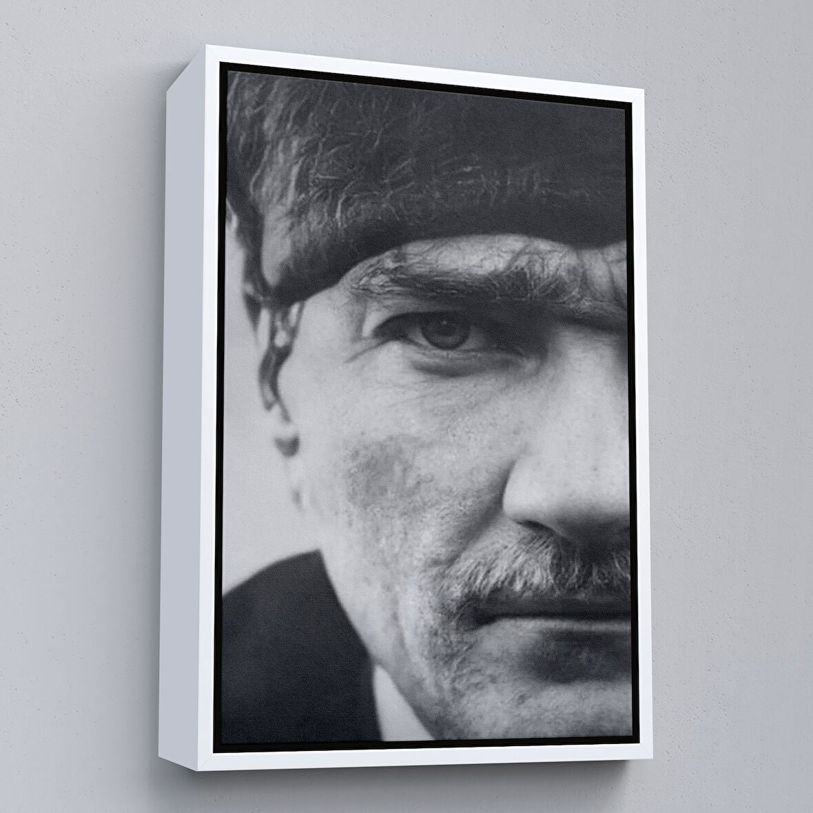 Beyaz Çerçeveli Atatürk Portre Tablosu Mustafa Kemal Atatürk Dikdörtgen Dekoratif Kanvas Tablo