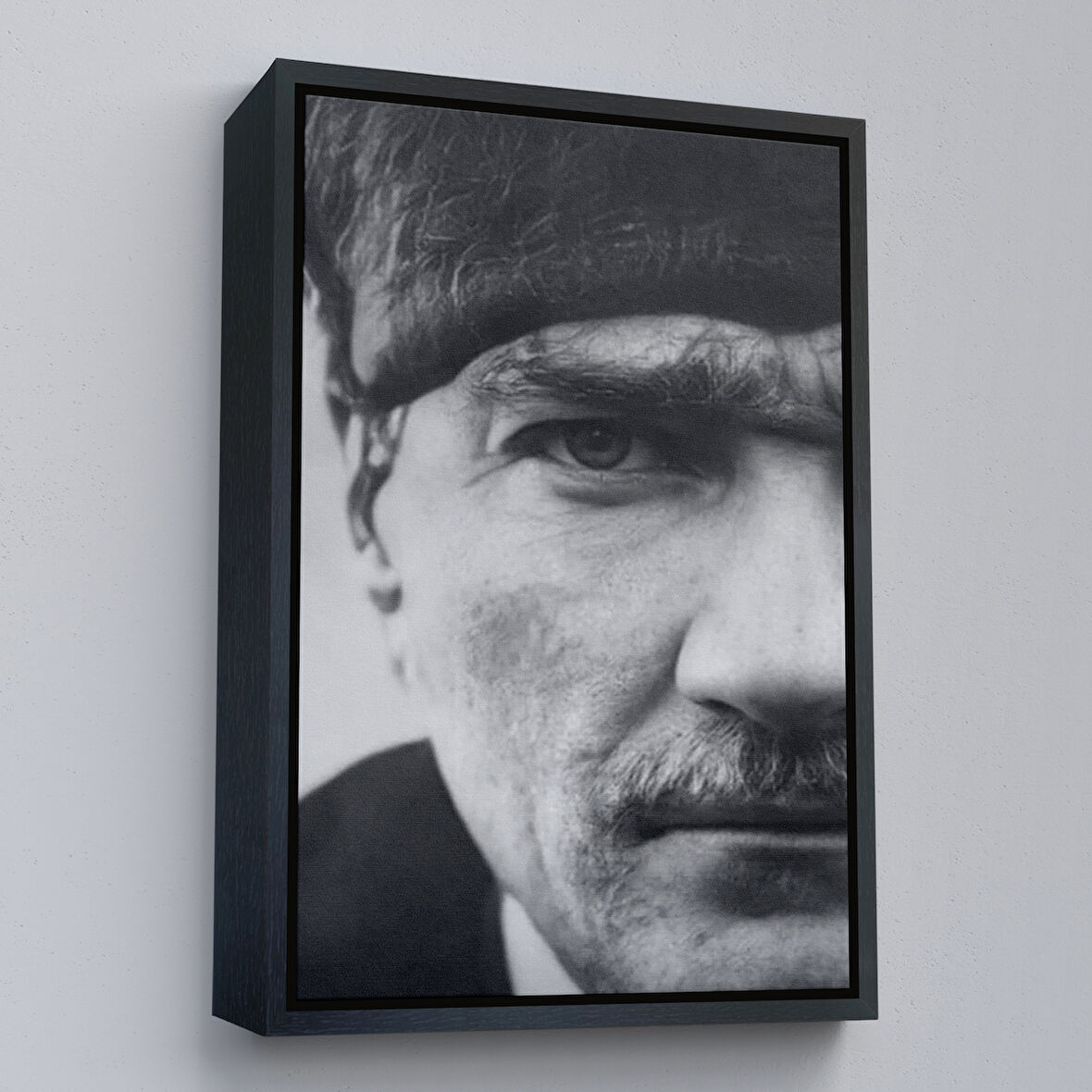 Siyah Çerçeveli Atatürk Portre Tablosu Mustafa Kemal Atatürk Dikdörtgen Dekoratif Kanvas Tablo