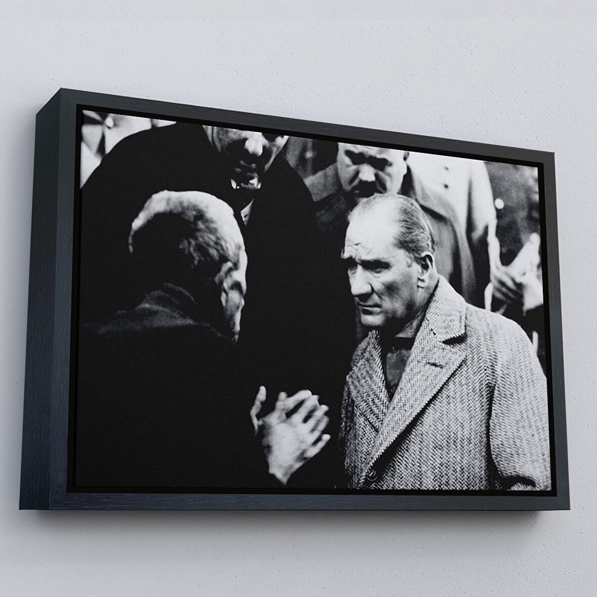 Siyah Çerçeveli Atatürk Portre Tablosu Mustafa Kemal Atatürk Dikdörtgen Dekoratif Kanvas Tablo