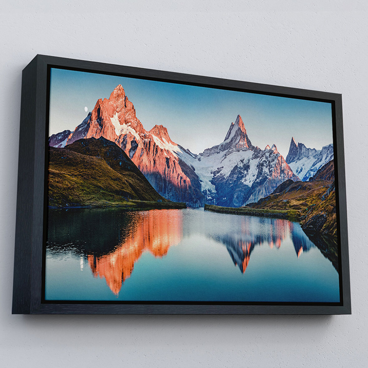 Siyah Çerçeveli Bachalpsee Gölü ve İsviçre Alpleri Dekoratif Kanvas Duvar Tablosu