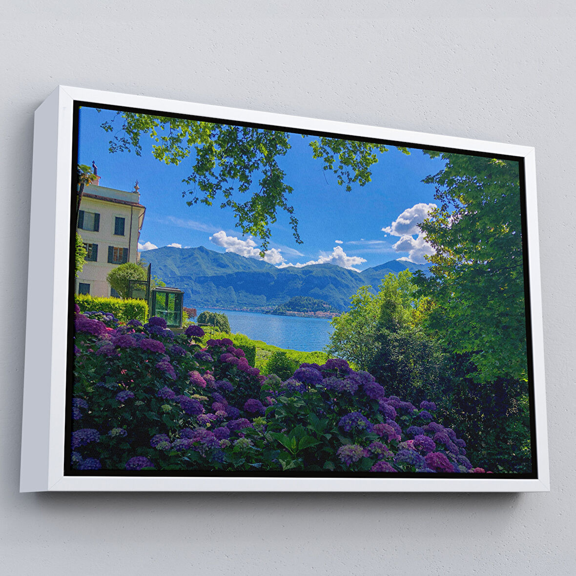 Beyaz Çerçeveli Mor Çiçekler Arasındaki Göl Manzaralı Ev Duvar Tablosu