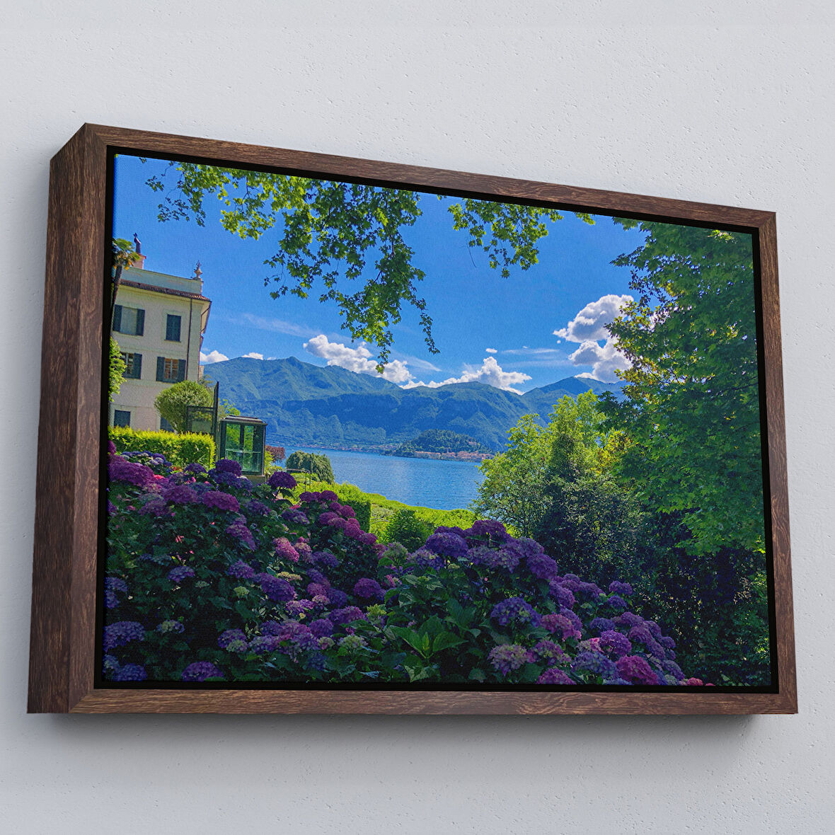 Kahverengi Çerçeveli Mor Çiçekler Arasındaki Göl Manzaralı Ev Duvar Tablosu