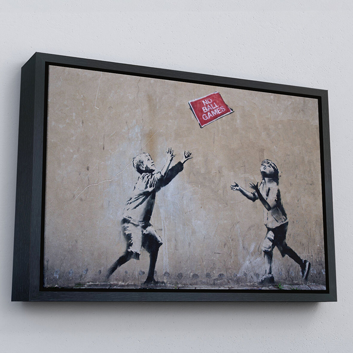 Siyah Çerçeveli Banksy Stencil'in Top Oyunları Yok İsimli Eseri Kanvas Tablo