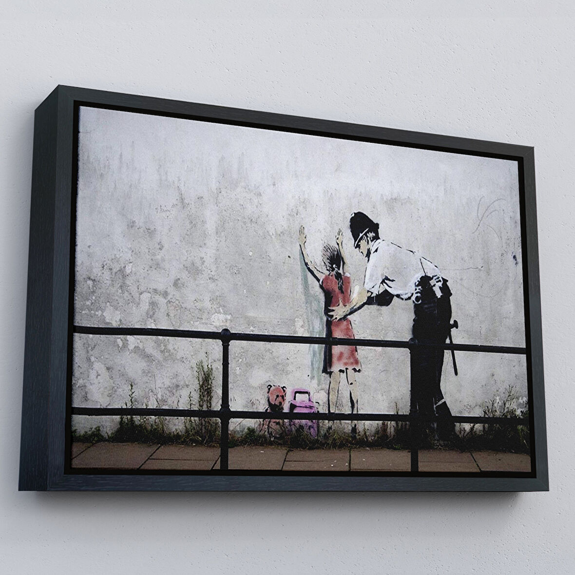 Siyah Çerçeveli Bansky'nin Küçük Kız Çocuğunu Arayan Polis İsimli Çalışması Kanvas Tablo