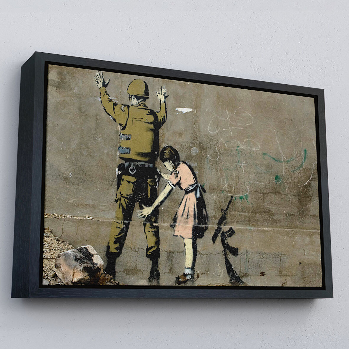 Siyah Çerçeveli Bansky'nin Askeri Arayan Küçük Kız Eseri Kanvas Tablo