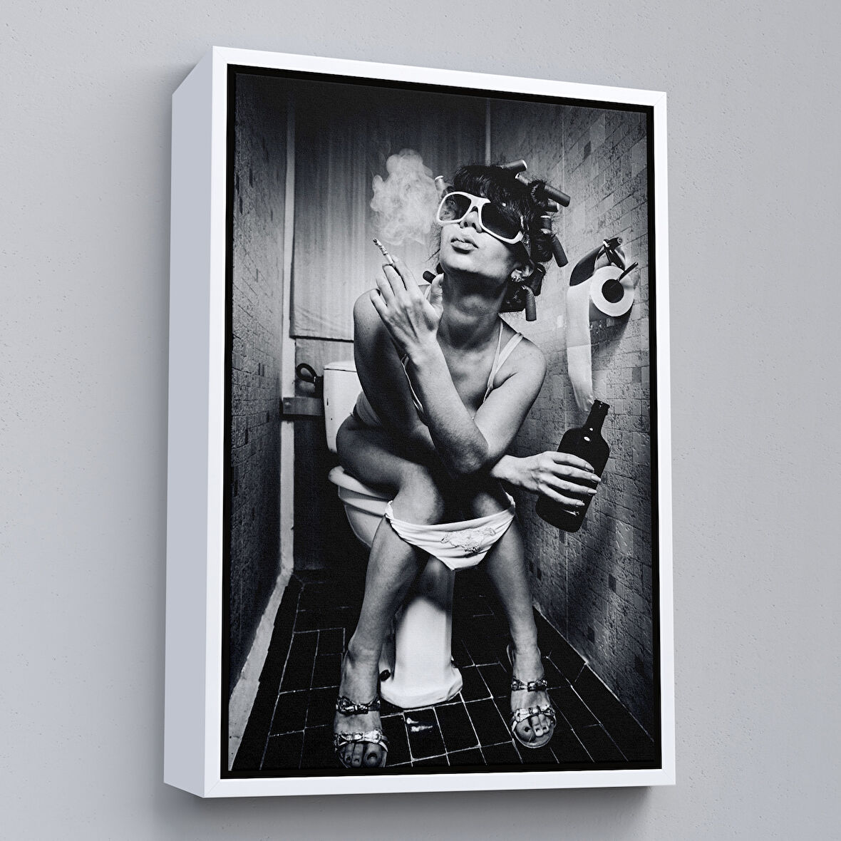 Beyaz Çerçeveli Tuvalette İçki ve Sıgara İçen Kadın Kanvas Tablo