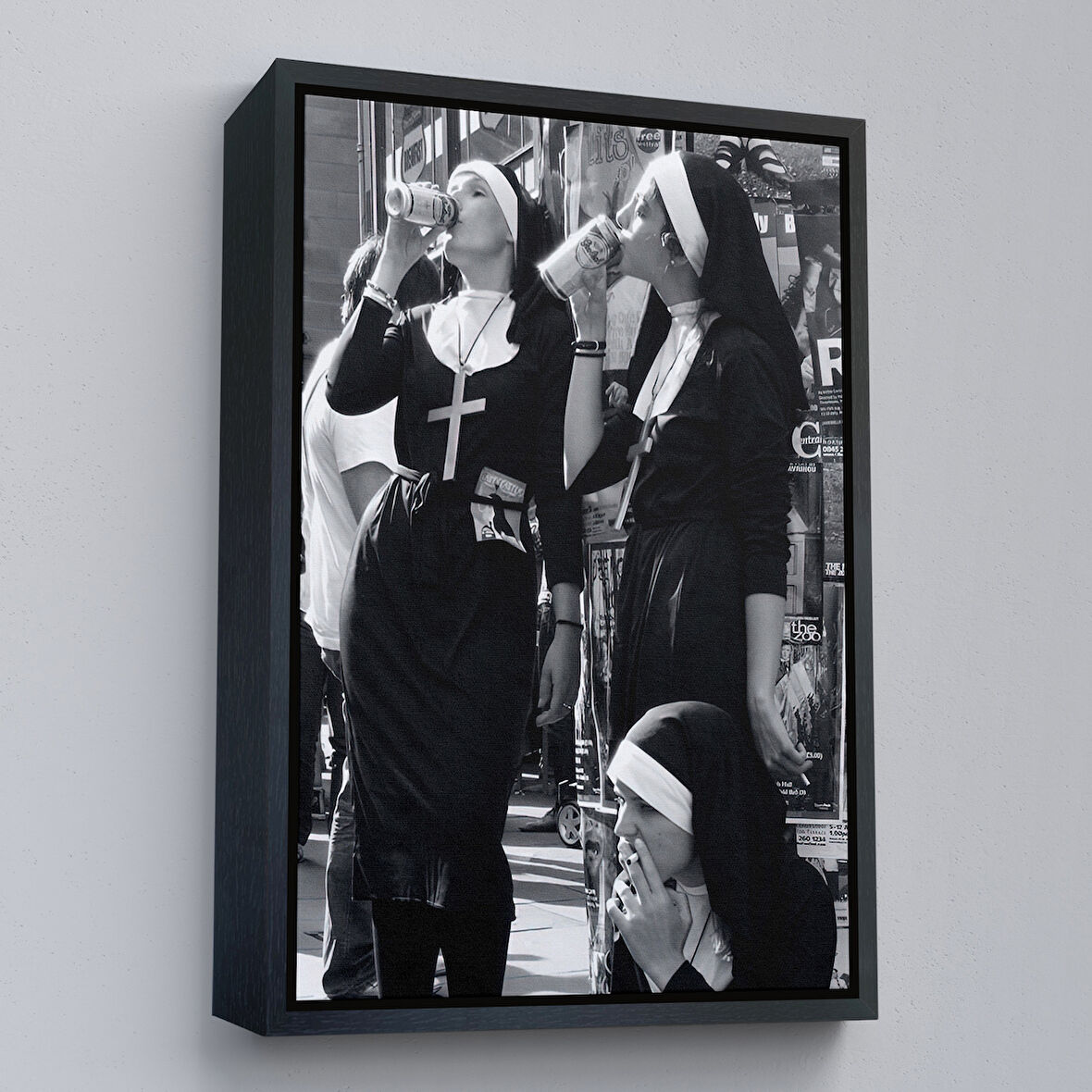Siyah Çerçeveli Asi Rahibeler Kanvas Tablo, İçme ve Sigara Parodisi, Siyah Beyaz Sokak Sanatı