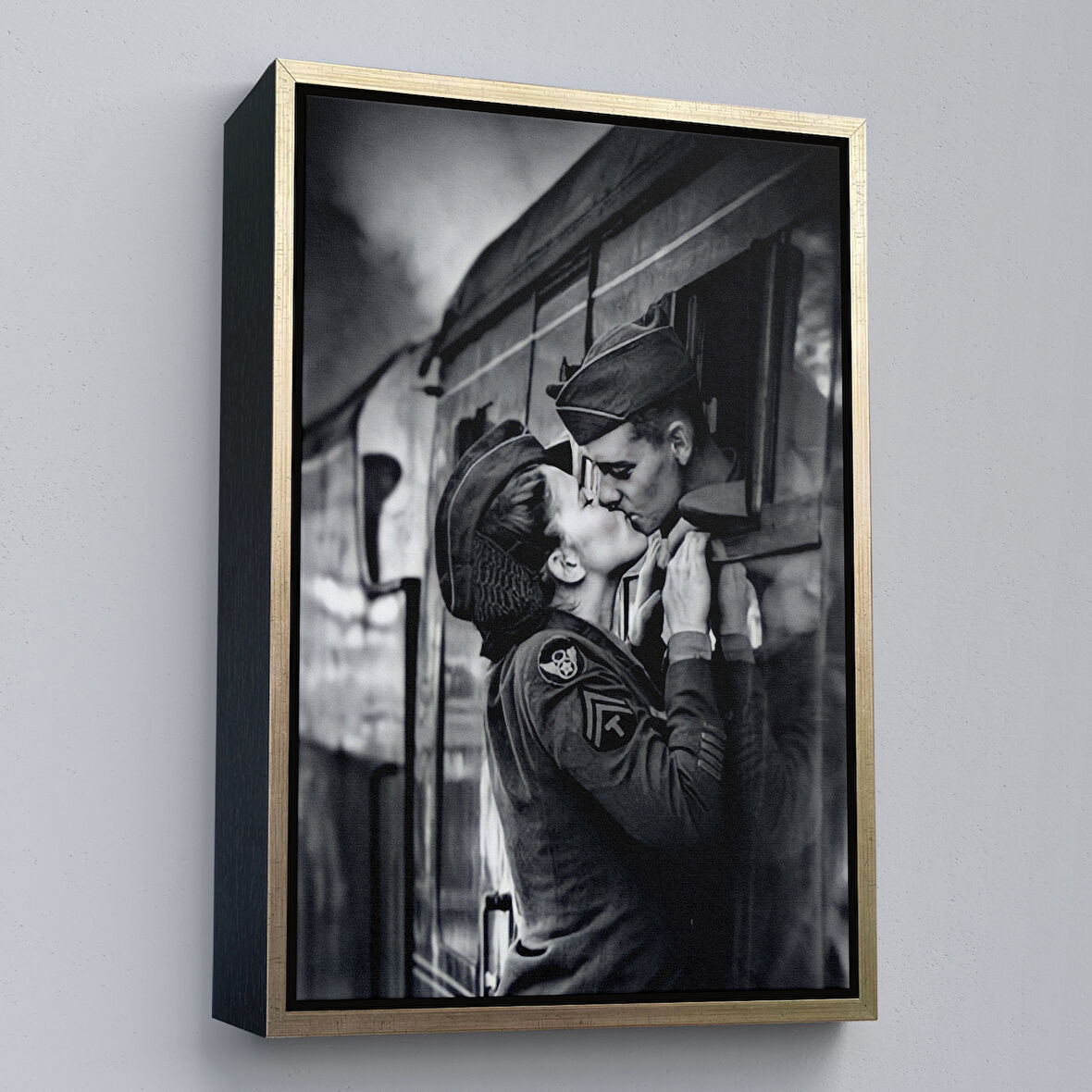 Altın Çerçeveli Ayrılık Zamanı Sevgilisi ile Trende Öpüşen Asker Kanvas Tablo