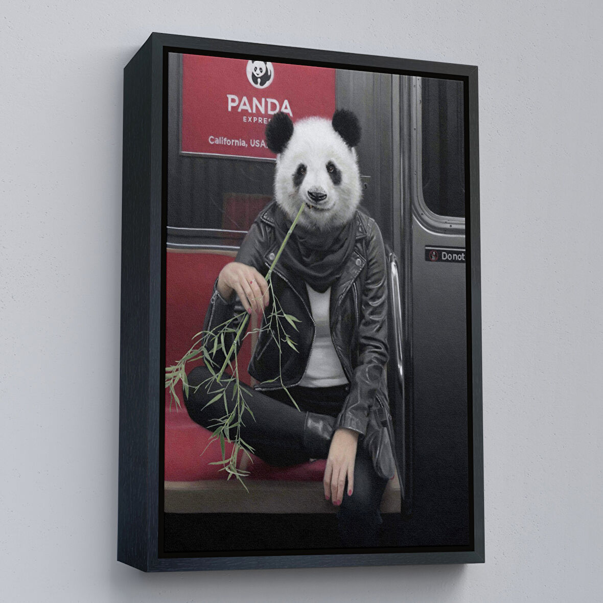 Siyah Çerçeveli Gerçek Metroda Panda Başlı İnsan Kanvas Tablo