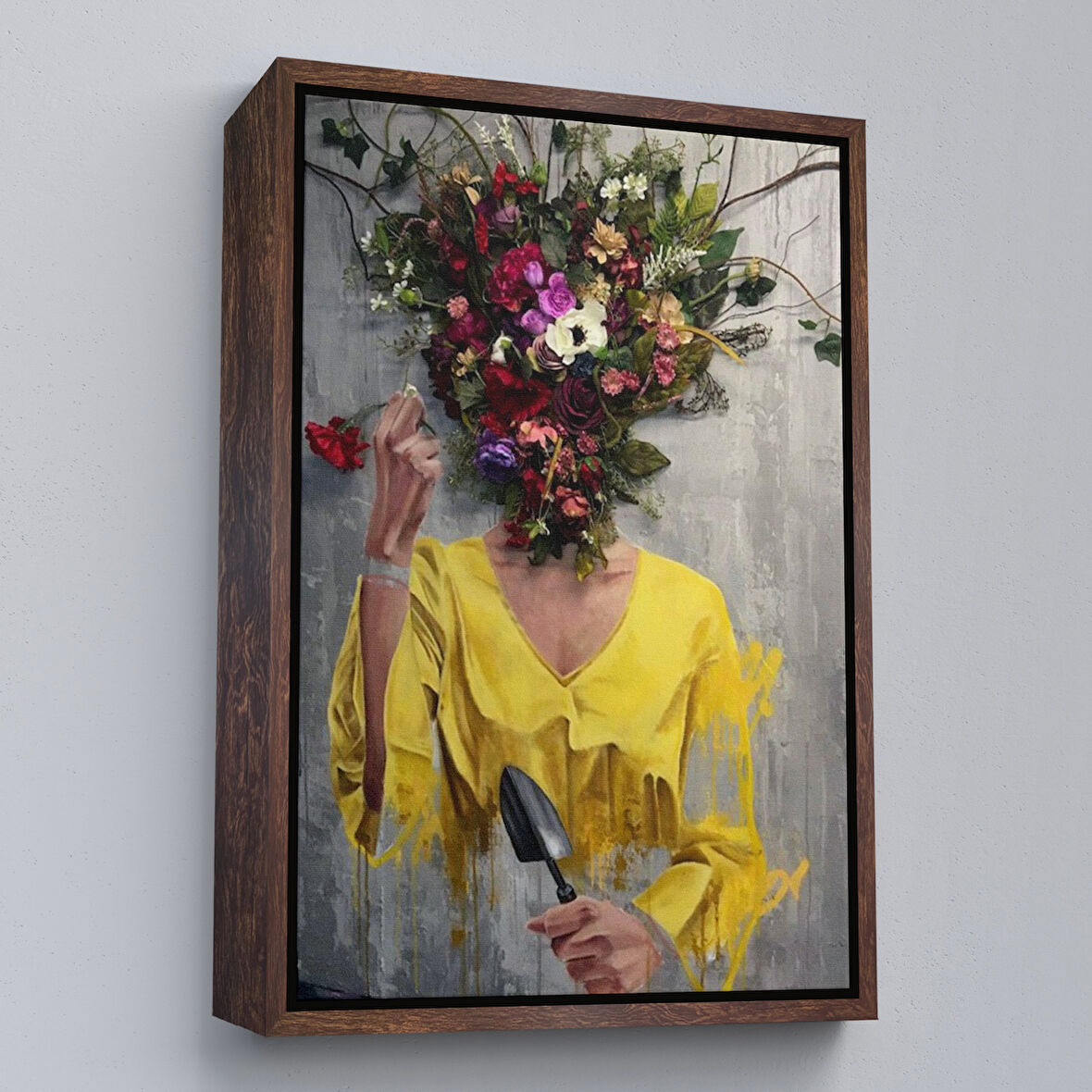 Kahverengi Çerçeveli Çiçek Başlı Kadın Kanvas Tablo