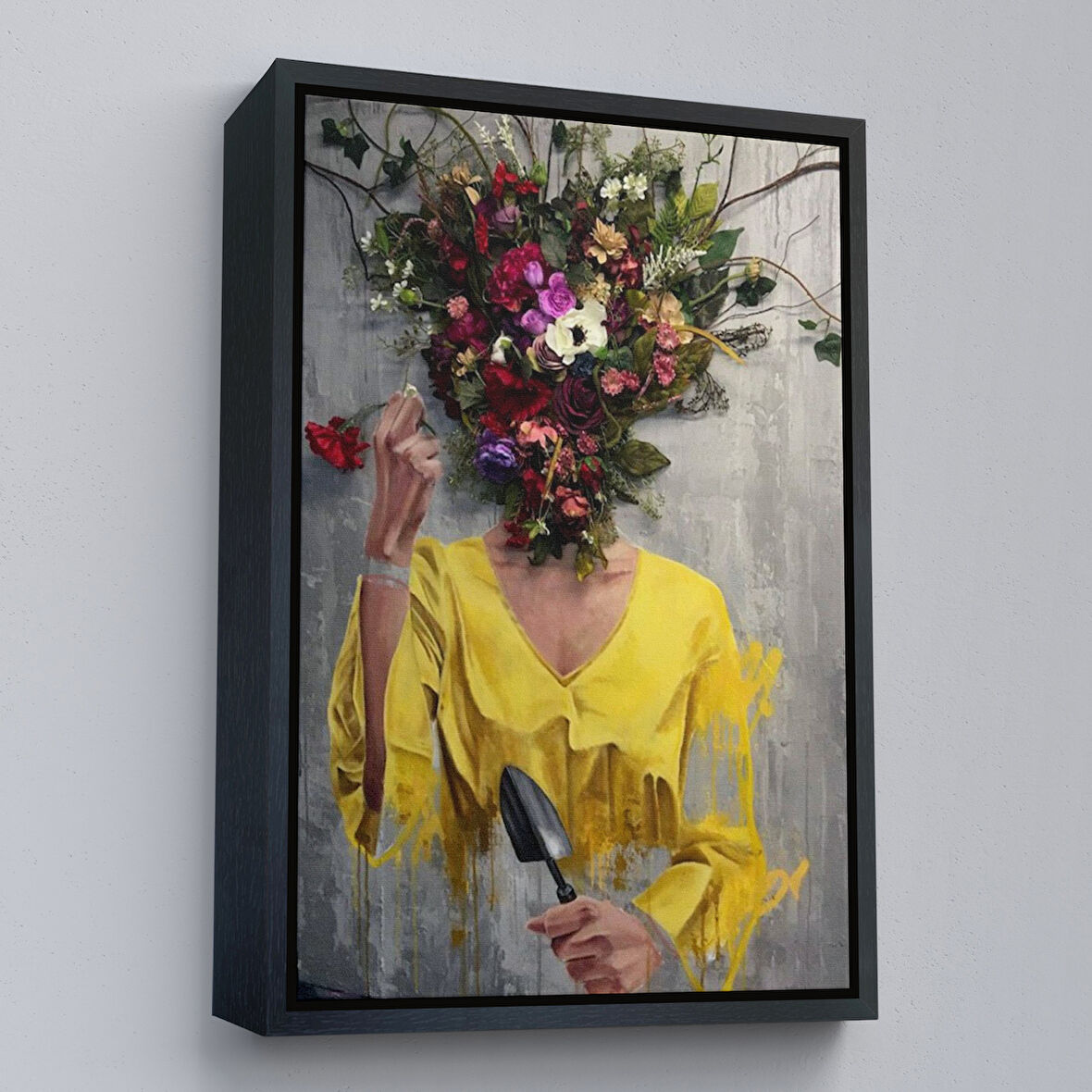 Siyah Çerçeveli Çiçek Başlı Kadın Kanvas Tablo