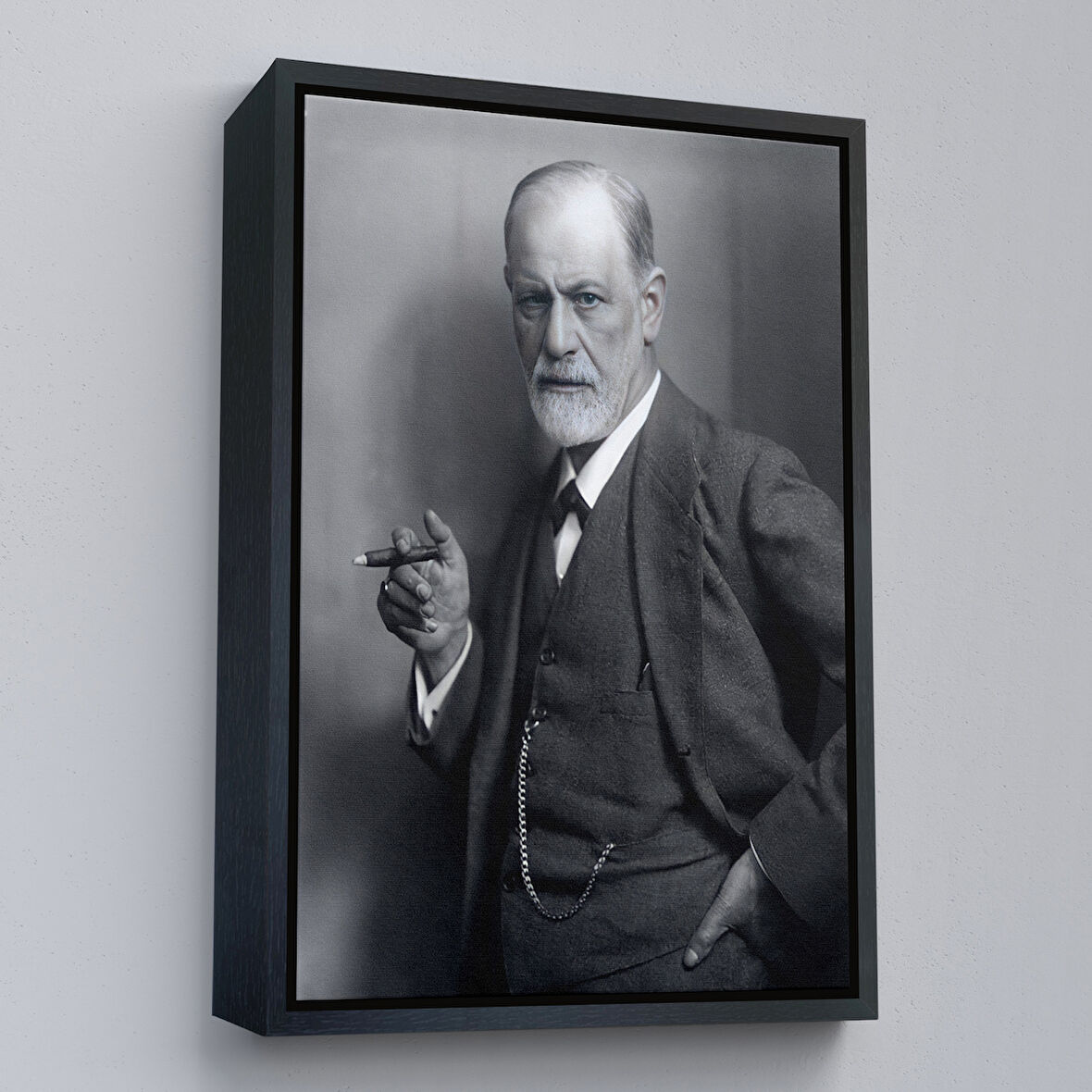 Siyah Çerçeveli Sigmund Freud Elinde Puro ile Siyah Beyaz Fotoğrafı Kanvas Tablo