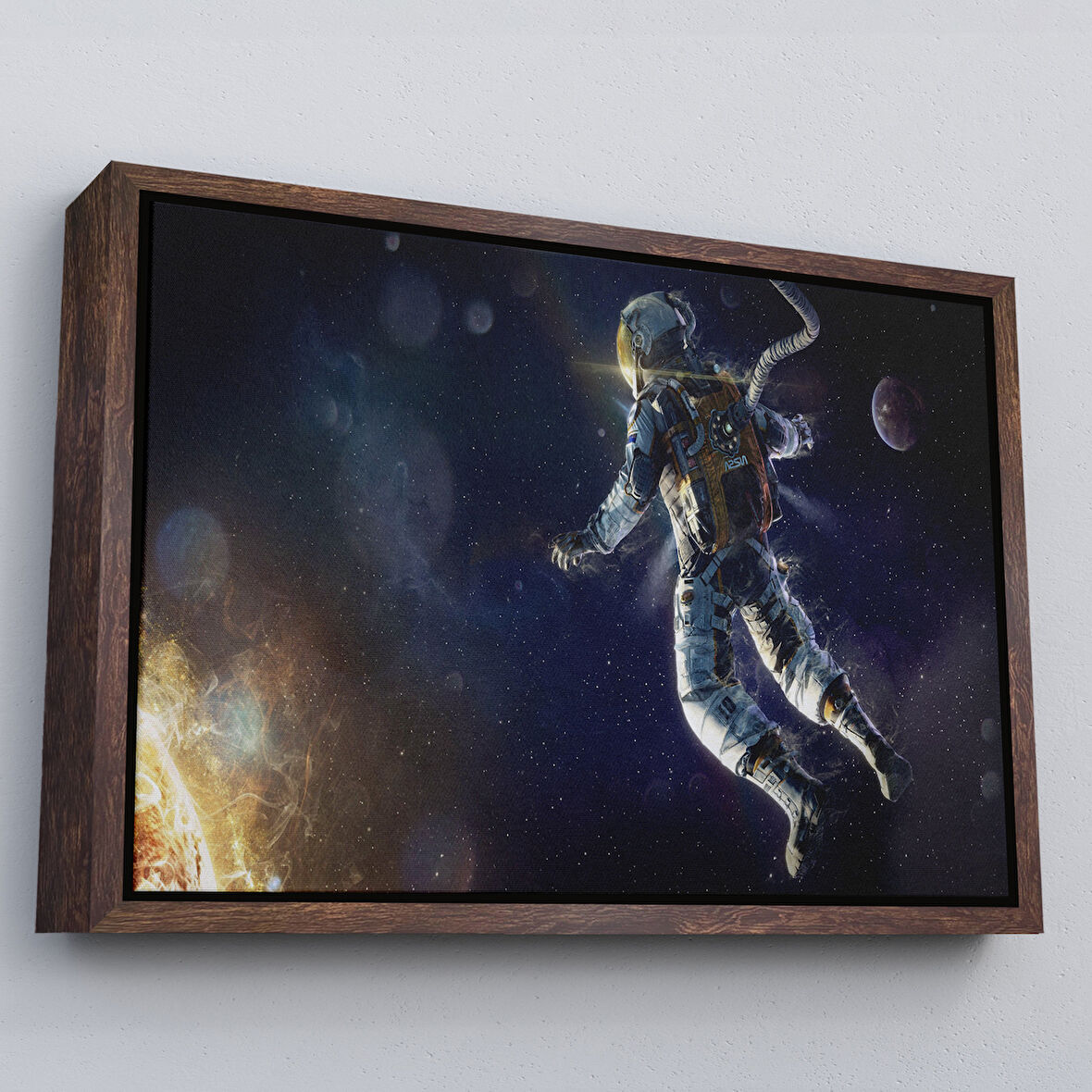 Kahverengi Çerçeveli Astronot Duvar SanatıKanvas Tablo, Uzay Posteri, Astronot Uzayda, Gezegen Arka Planı