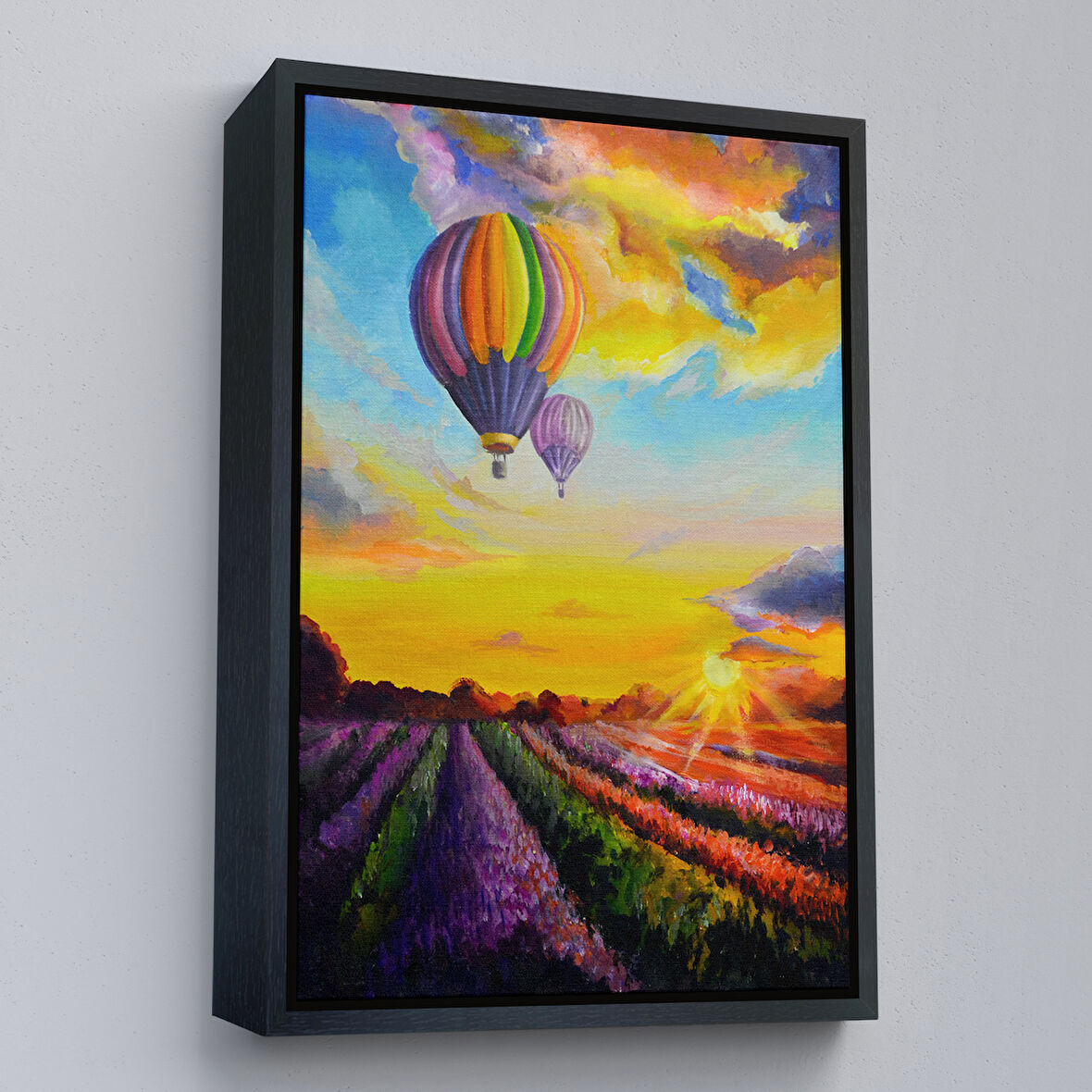 Siyah Çerçeveli Lavanta Bahçesi Üzerinde Uçan Hava Balonu Yağlıboya Görünüm Kanvas Duvar Tablosu