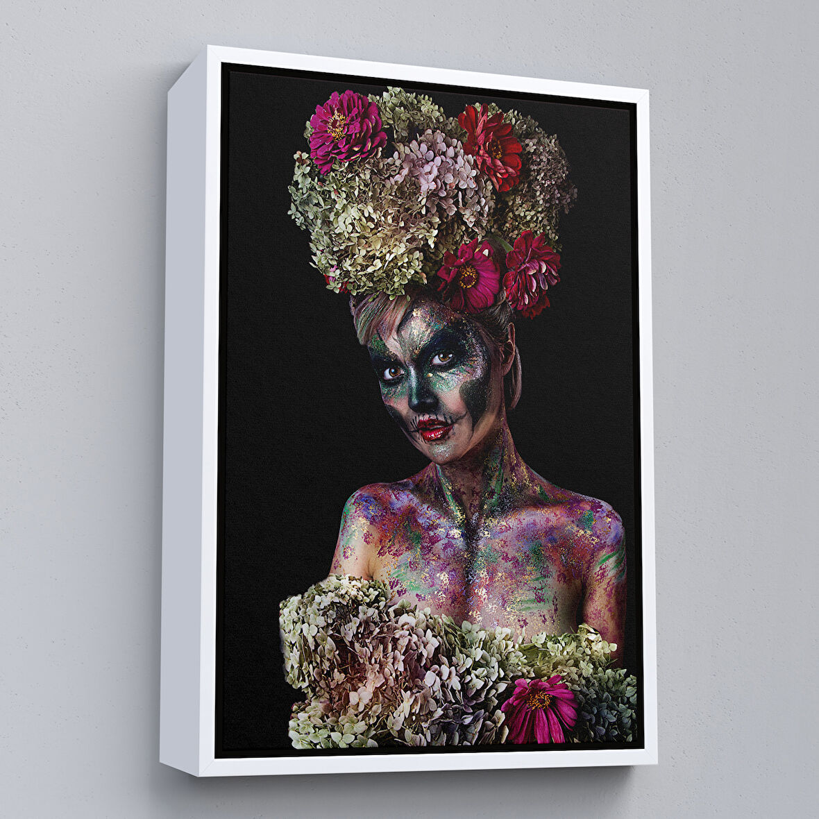 Beyaz Çerçeveli Güzel Kızın Cadılar Bayramı Makyajı Duvar Tablosu