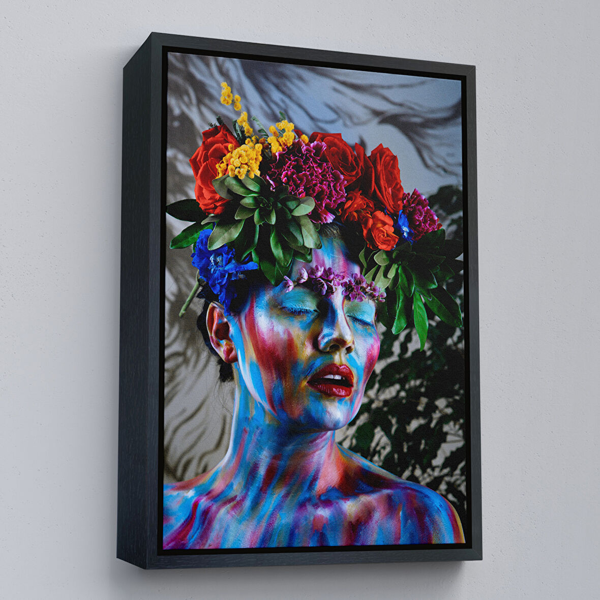 Siyah Çerçeveli Çiçek Taçlı Kız Duvar Tablosu