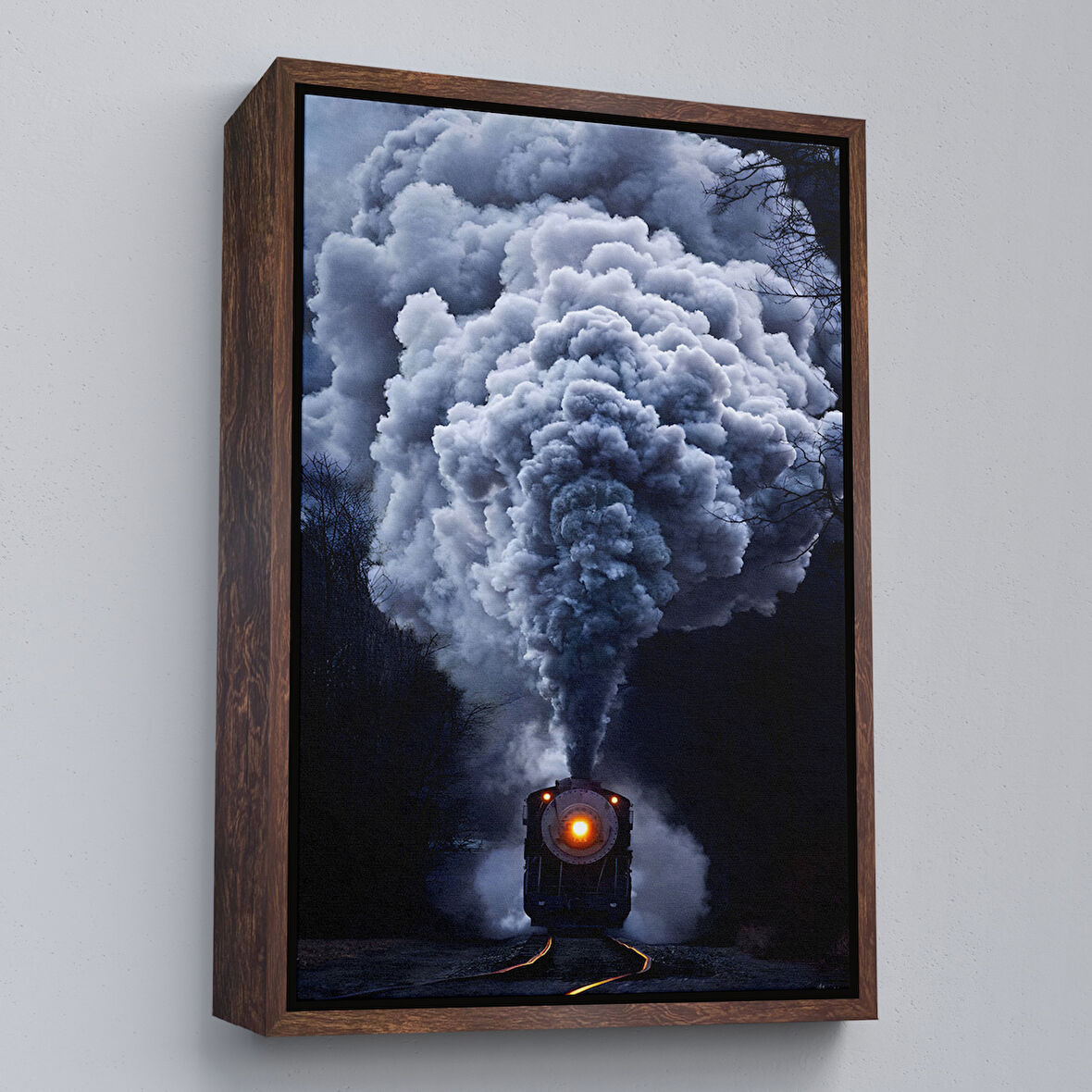 Kahverengi Çerçeveli Gri Dumanı ile Kara Tren Tablosu