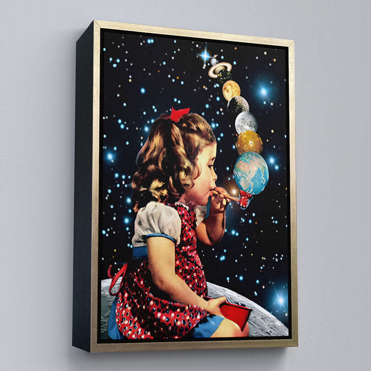 Altın Çerçeveli Galaksiler İle Oynayan Kız Çocuğu Tablosu