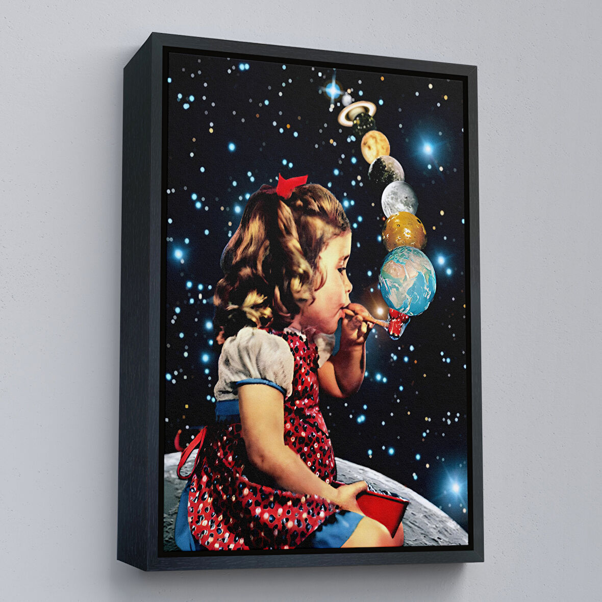 Siyah Çerçeveli Galaksiler İle Oynayan Kız Çocuğu Tablosu