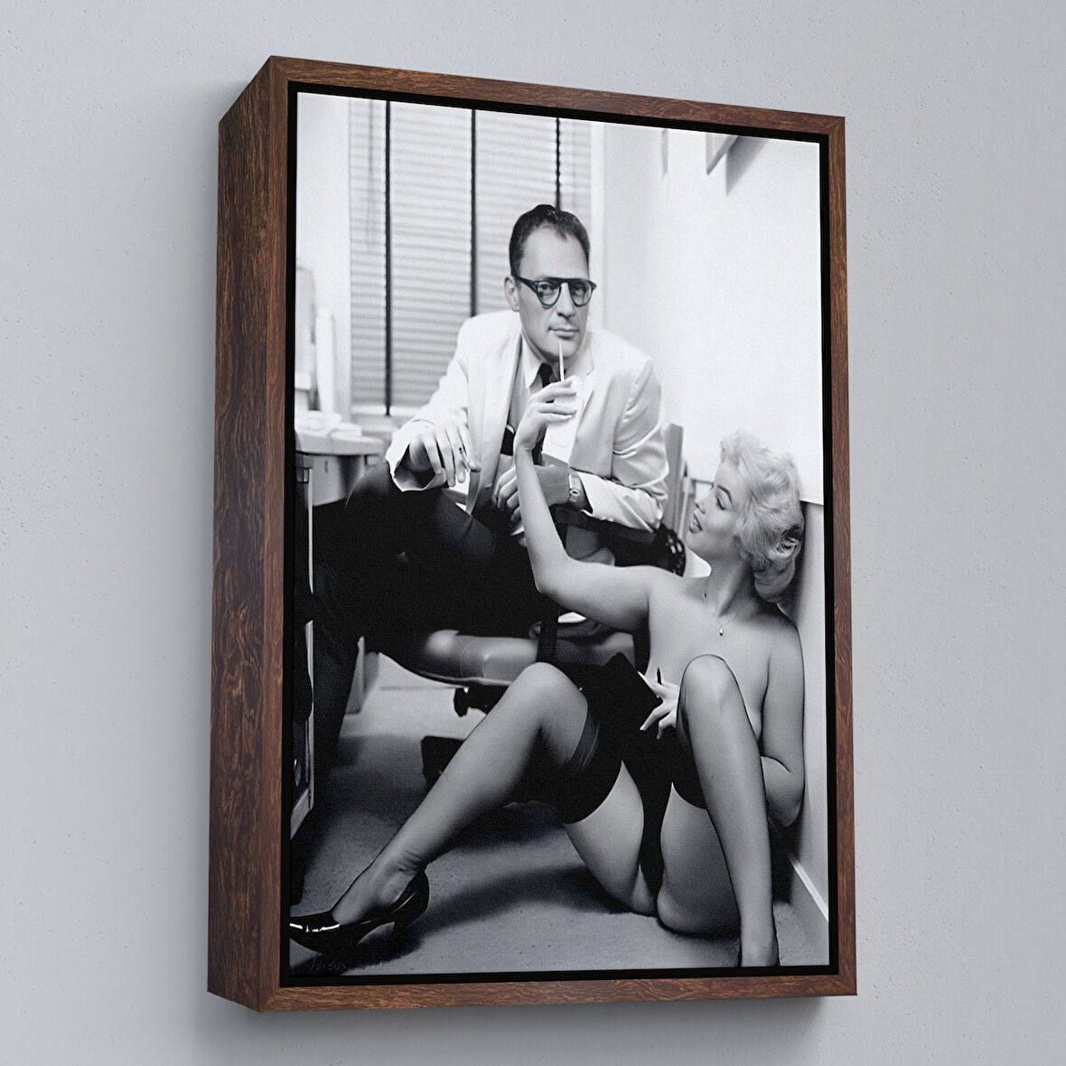Kahverengi Çerçeveli Marilyn Monroe ile Arthur Miller Duvar Tablosu